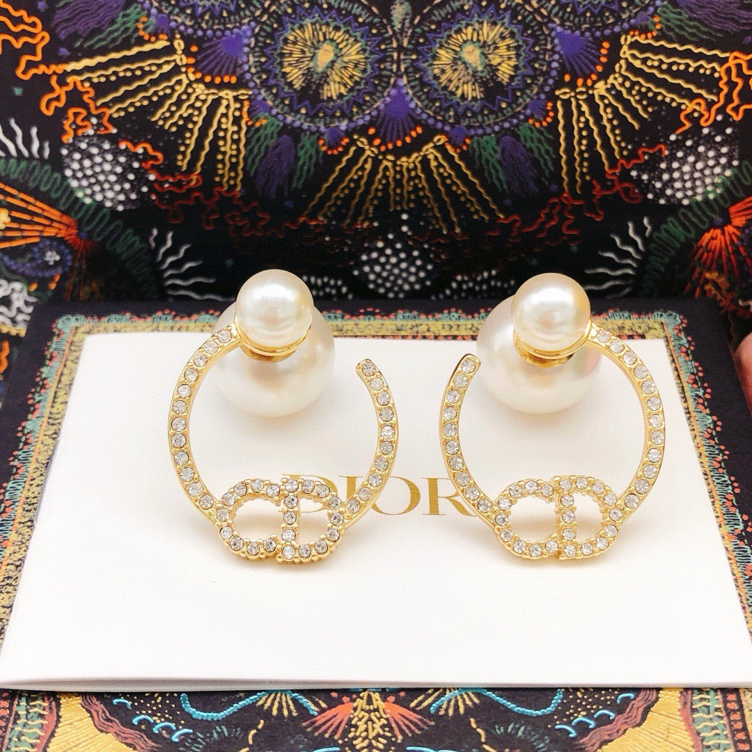 Pearl-Style Motif Stud Earrings in Polished Metal-Tone with Pearl-Style Detail – Design 015 side detail