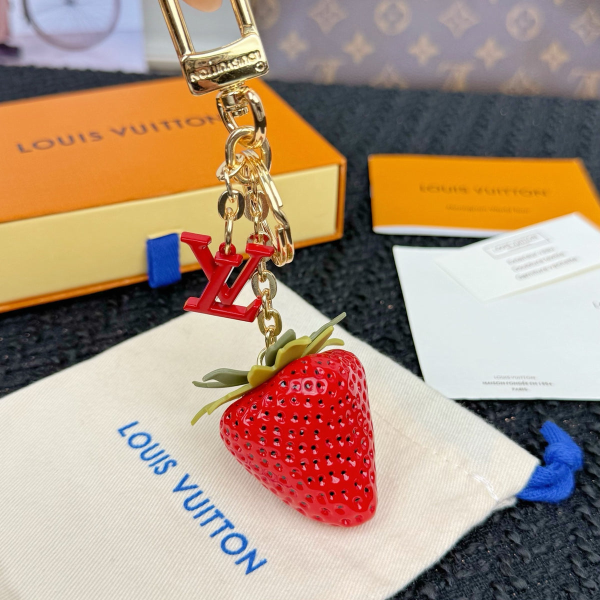 Letter Emblem Keychain – Design 004 detail view