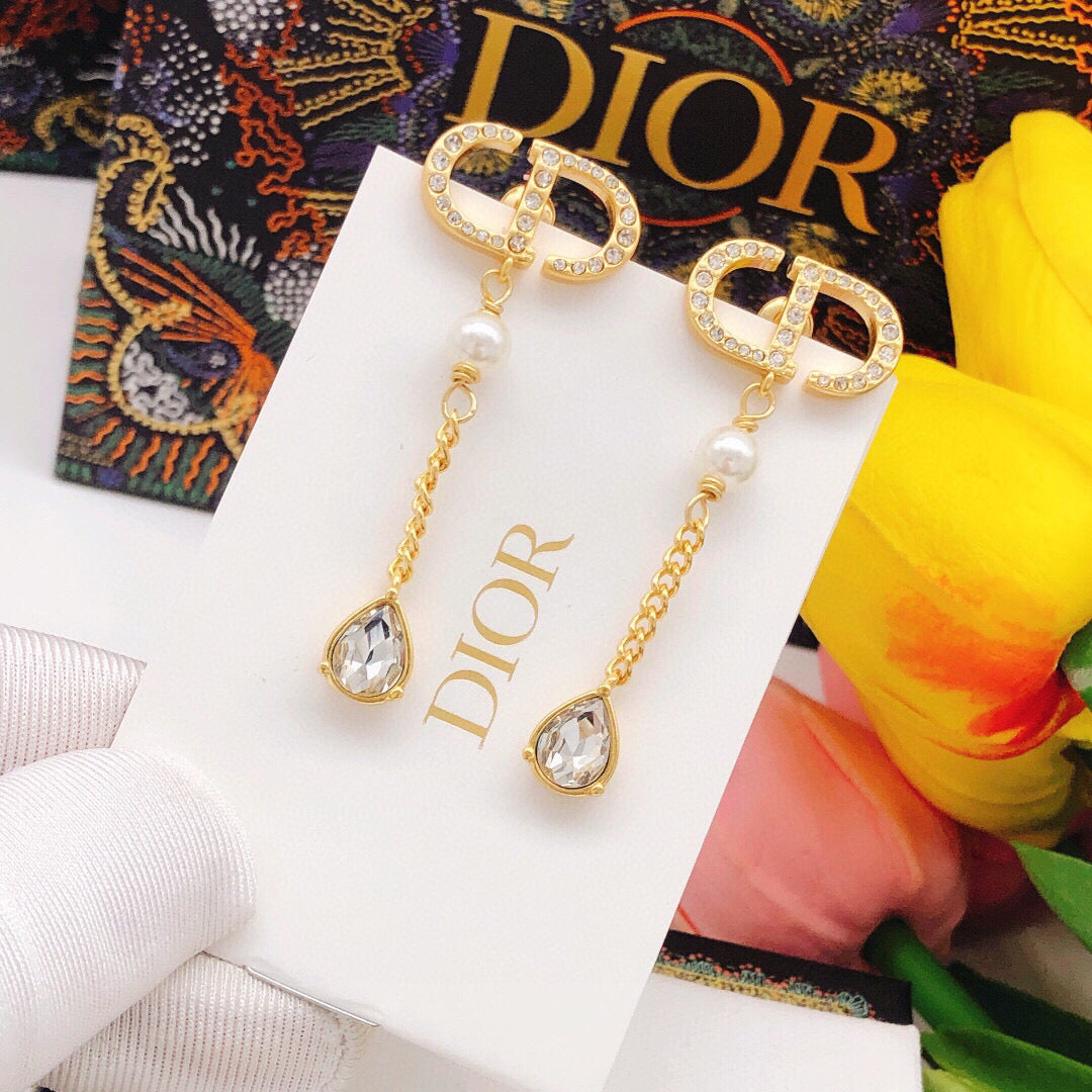 Pearl-Style Motif Stud Earrings in Polished Metal-Tone with Pearl-Style Detail – Design 009 detail view