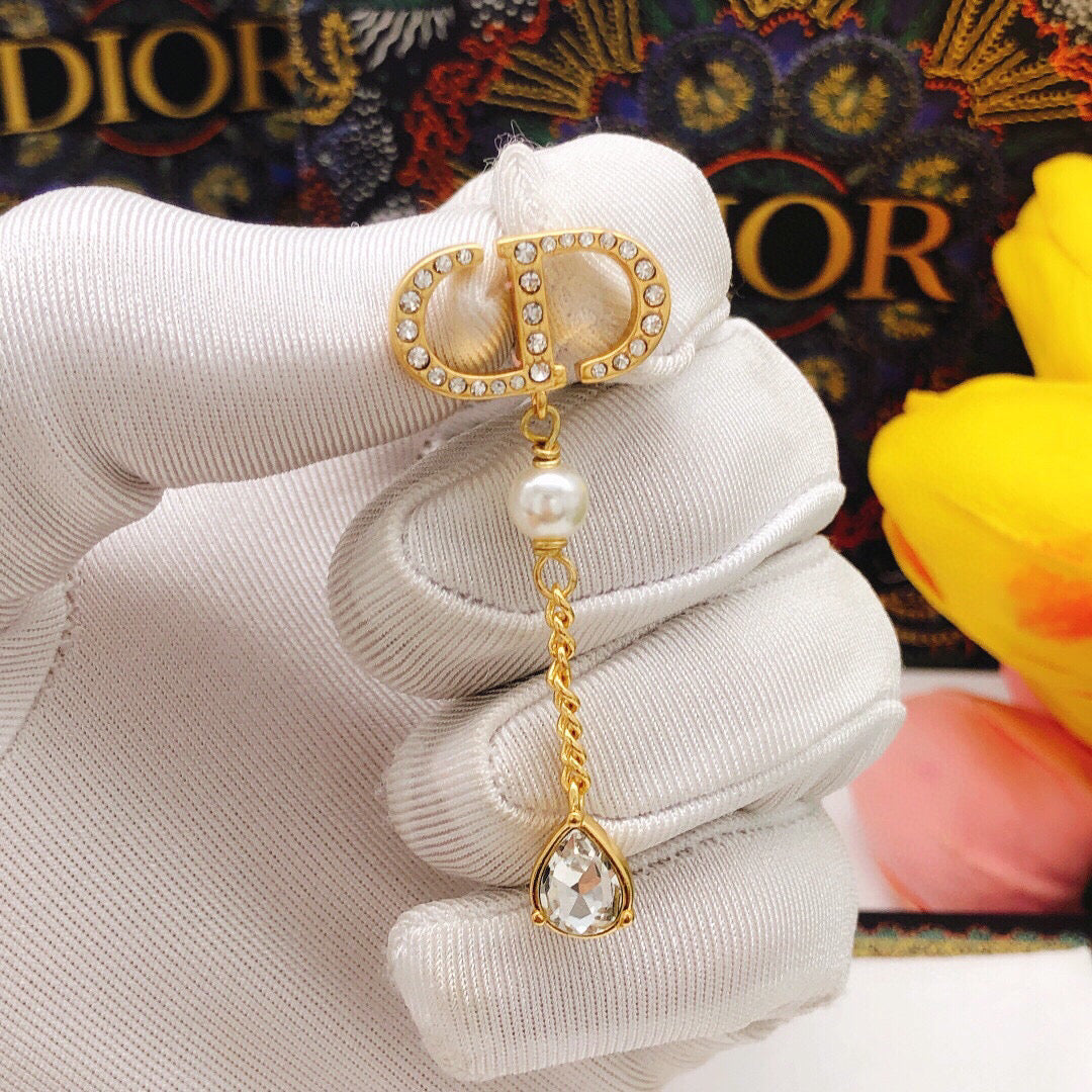 Pearl-Style Motif Stud Earrings in Polished Metal-Tone with Pearl-Style Detail – Design 009 close-up detail