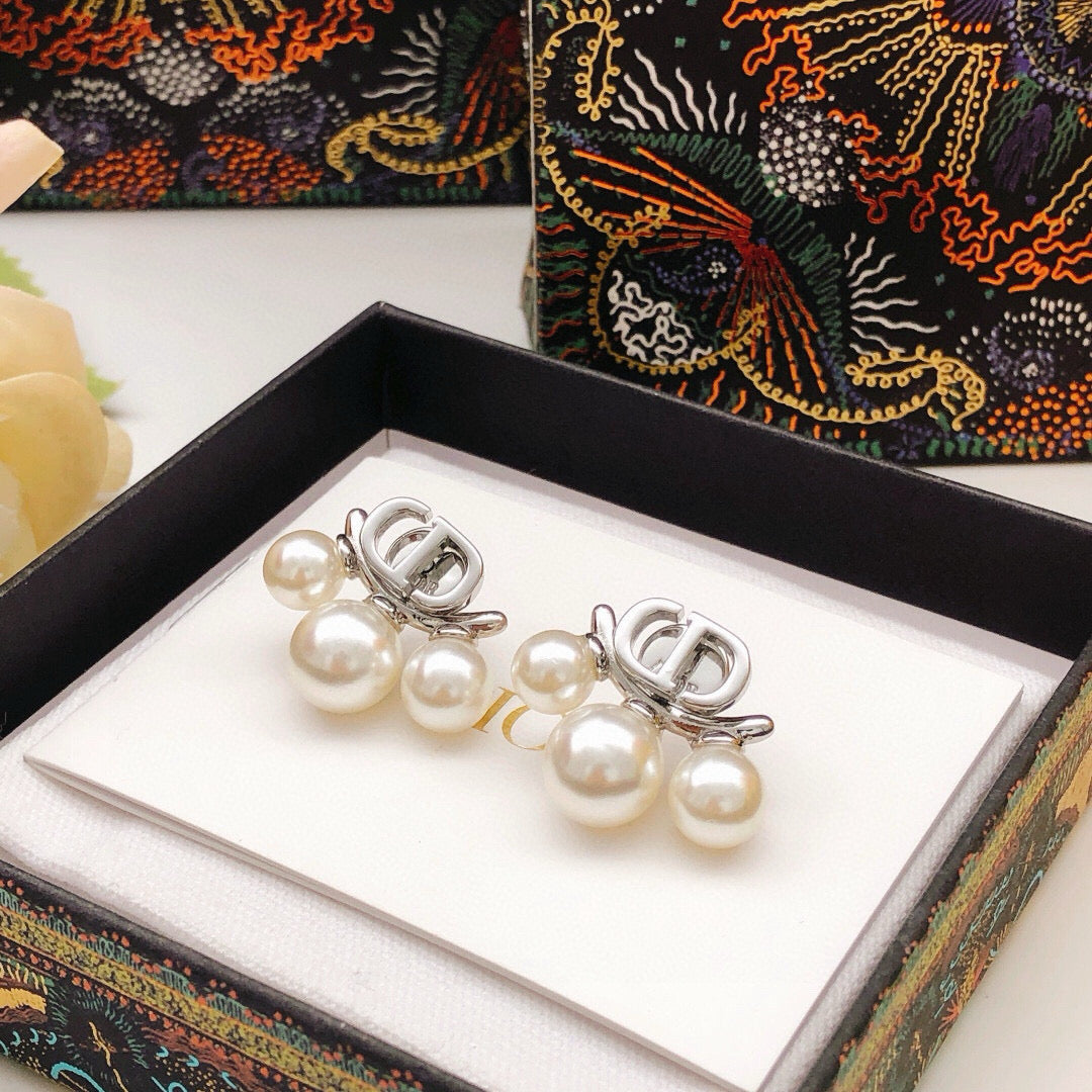 Pearl-Style Motif Stud Earrings in Silver-Tone with Pearl-Style Detail – Design 003 detail view