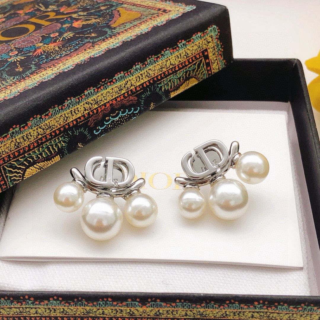 Pearl-Style Motif Stud Earrings in Silver-Tone with Pearl-Style Detail – Design 003 close-up detail