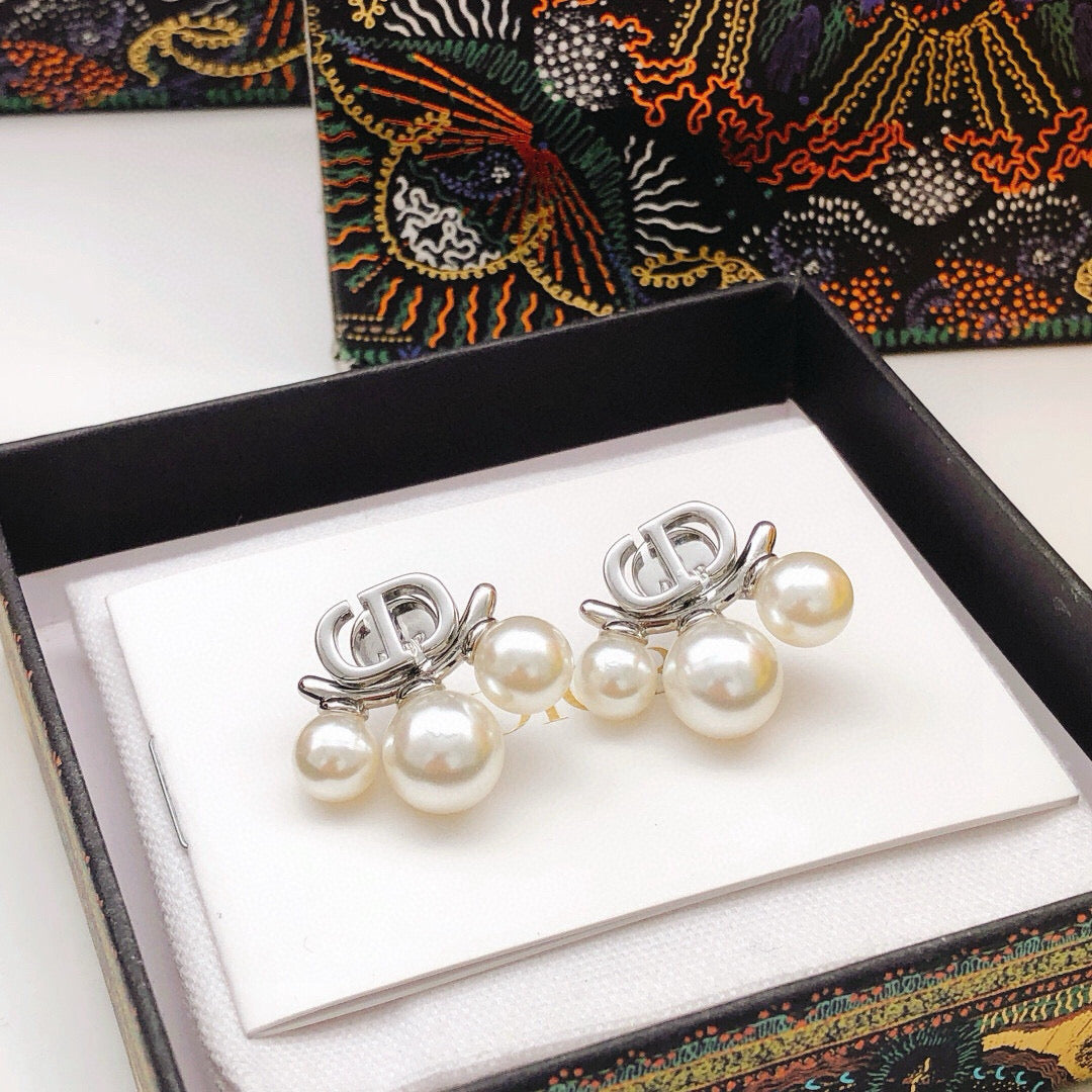 Pearl-Style Motif Stud Earrings in Silver-Tone with Pearl-Style Detail – Design 003 side detail