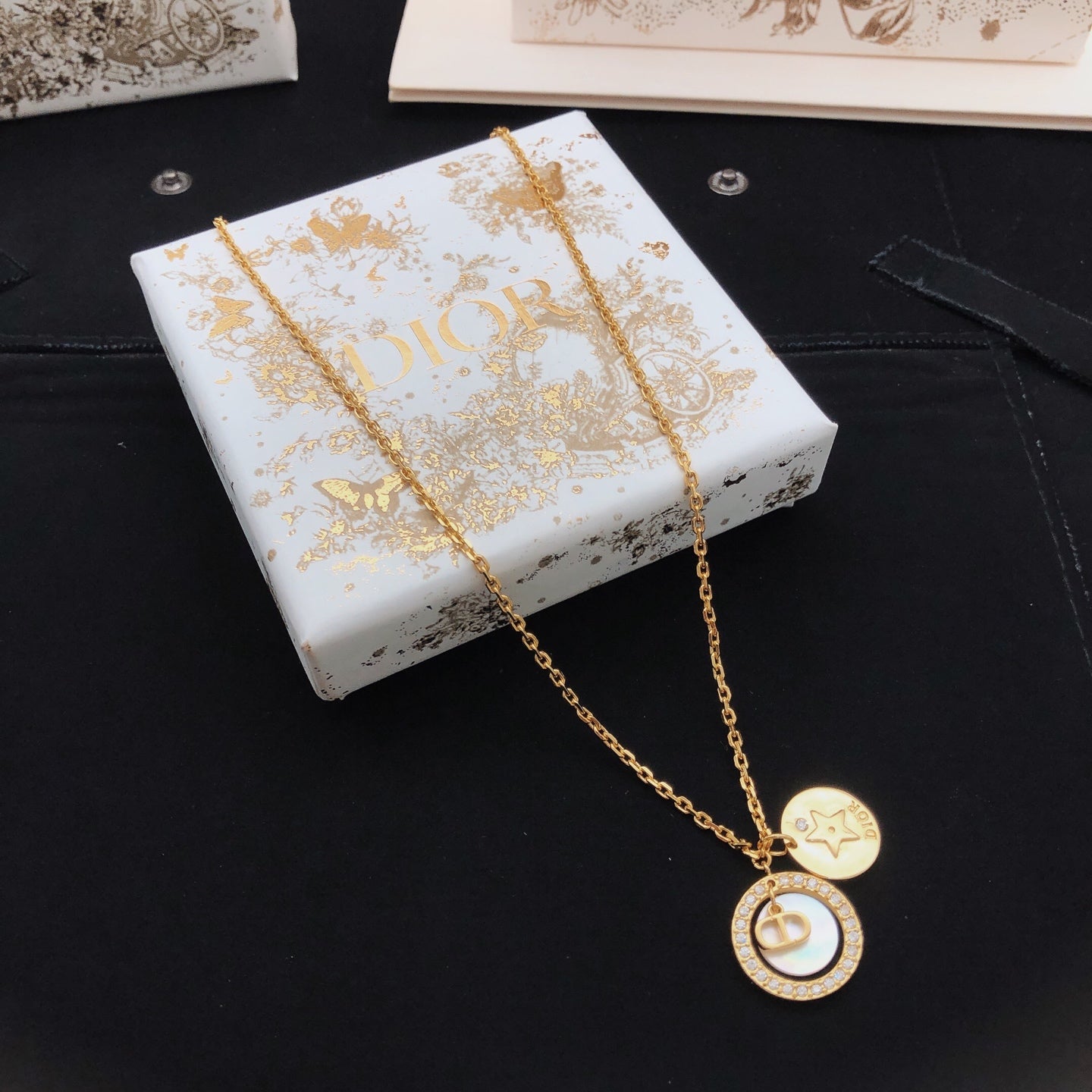 Star Motif Pendant Necklace in Polished Metal-Tone – Design 001 detail view