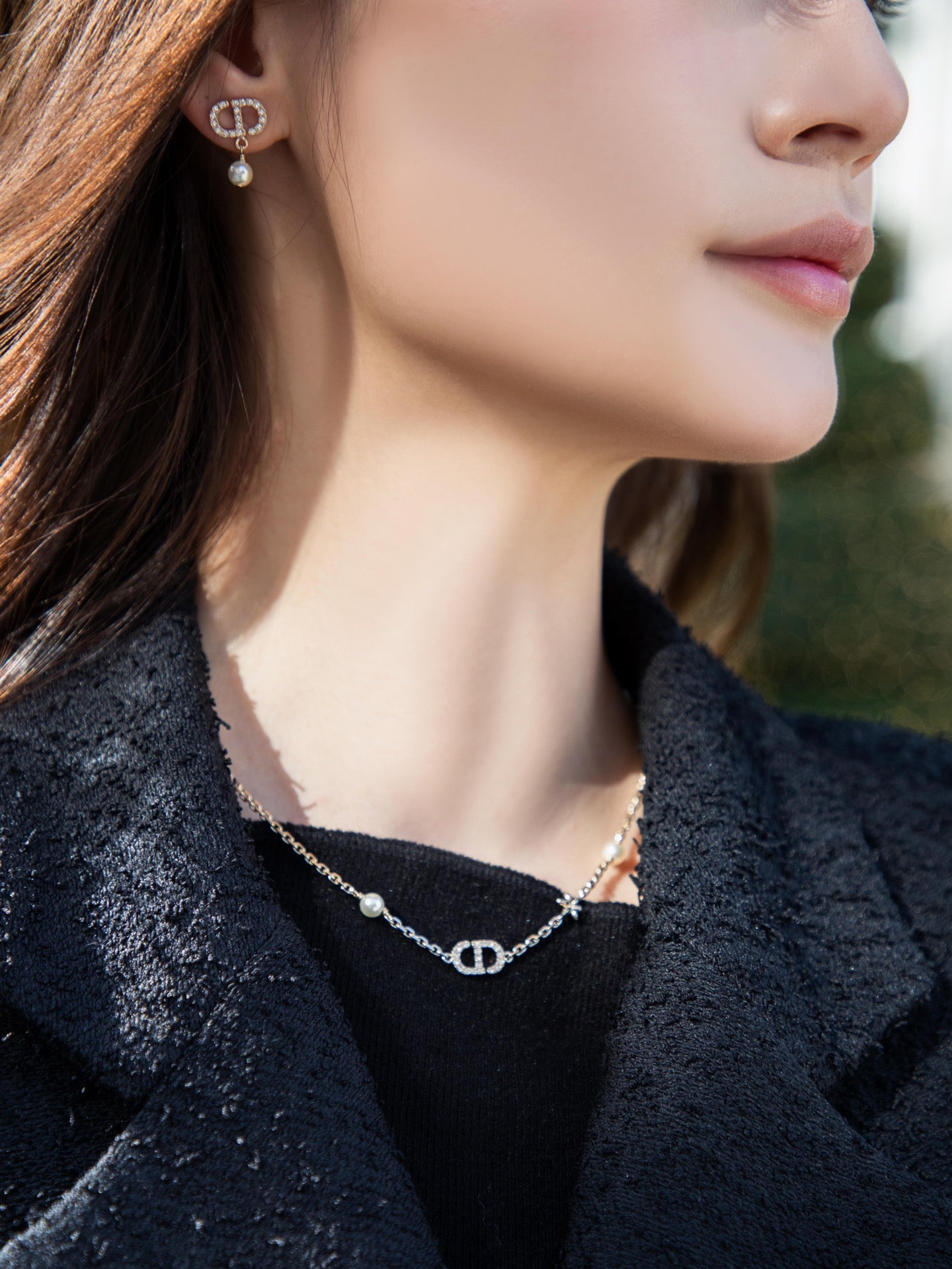 Pearl-Style Motif Pendant Necklace in Polished Metal-Tone with Pearl-Style Detail – Design 008 detail view