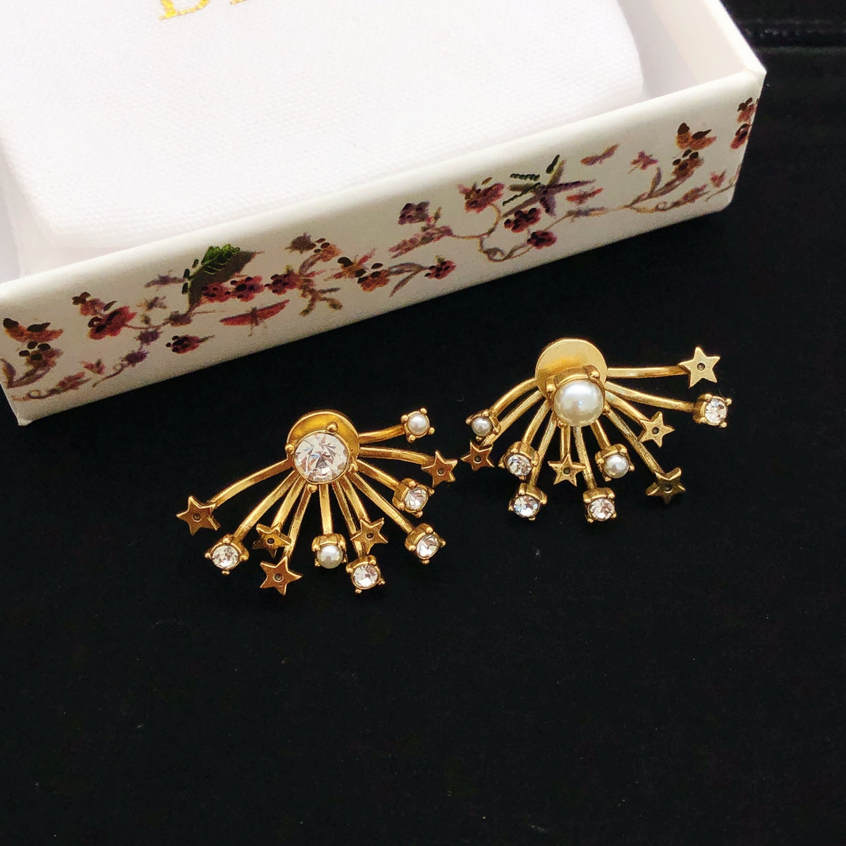 Star Motif Stud Earrings in Polished Metal-Tone – Design 008 side detail