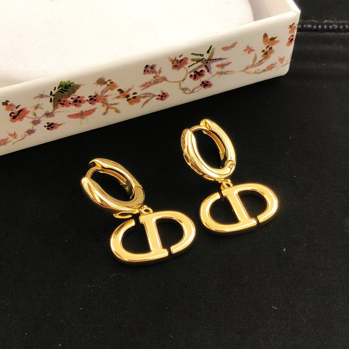Sculptural Jewelry Accessory in Polished Metal-Tone – Design 002 front view