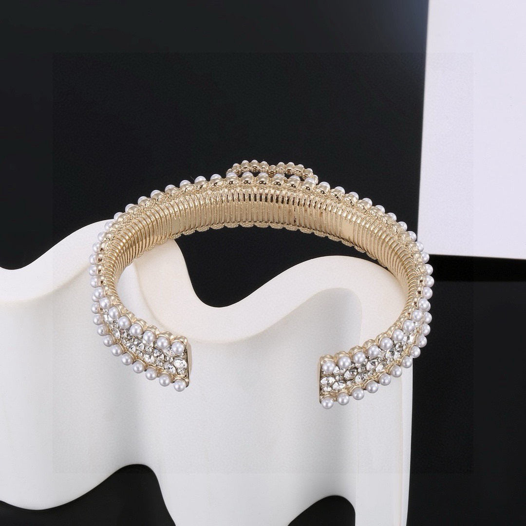 Pearl Bangle in Polished Metal-Tone – Pearl Detail detail view