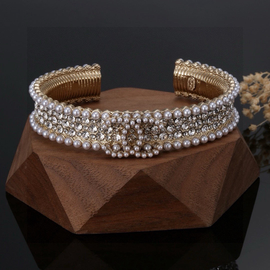 Pearl Bangle in Polished Metal-Tone – Pearl Detail side detail