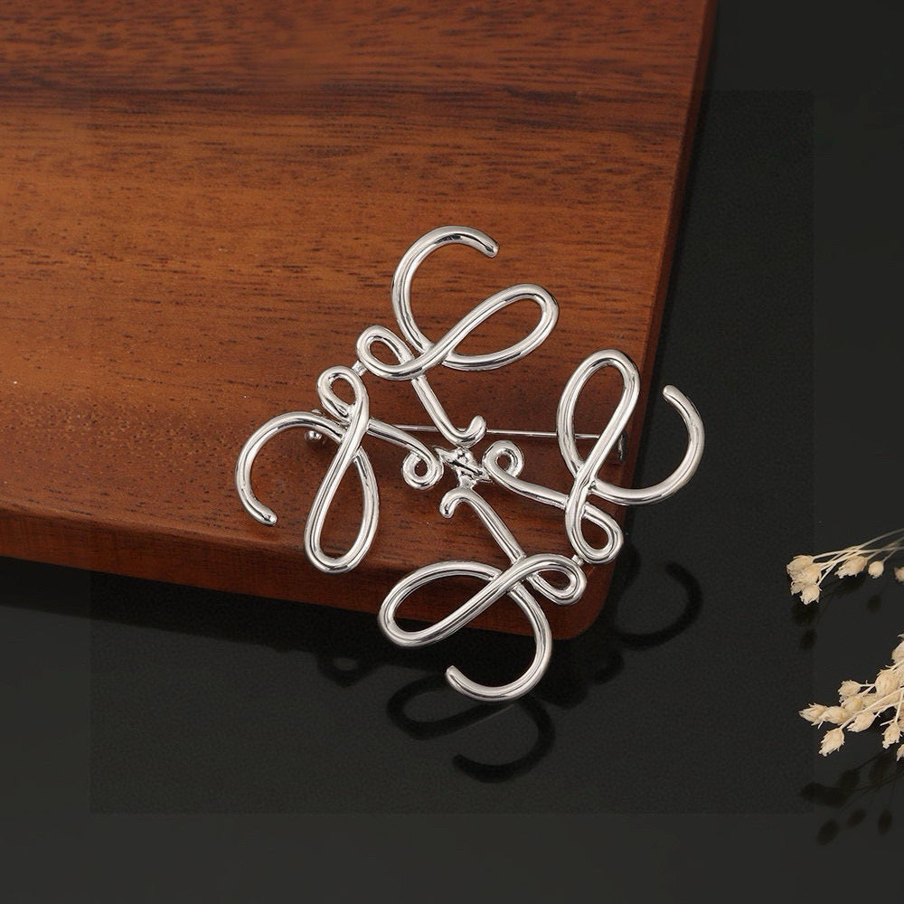Elephant Motif Brooch Pin in Polished Metal-Tone – Design 01 main product view