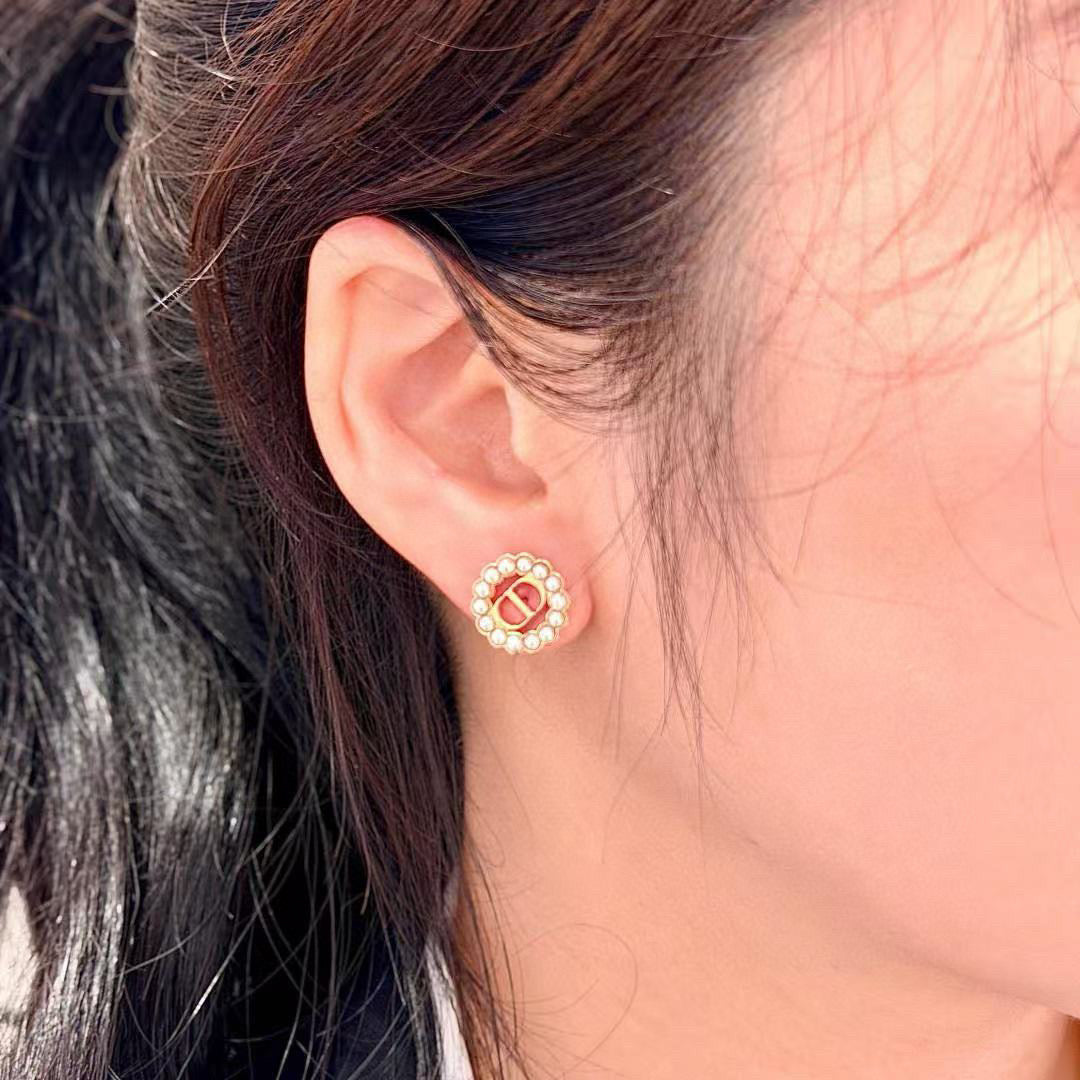 Pearl-Style Motif Stud Earrings in Polished Metal-Tone with Pearl-Style Detail – Design 005 close-up detail