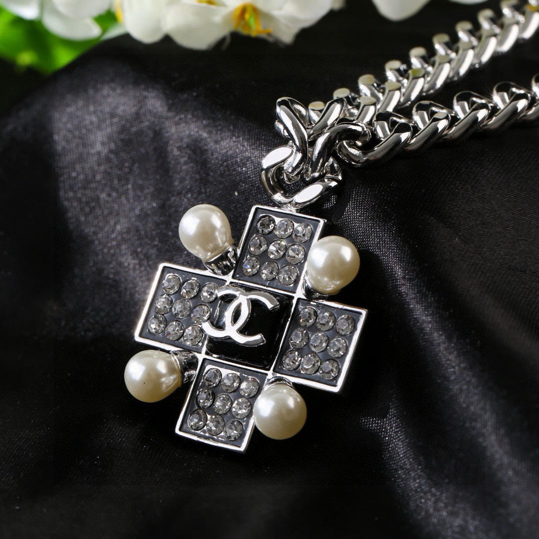 Pearl Pearl-Detail Pendant Necklace – Pearl Detail – Design 013 styled product view