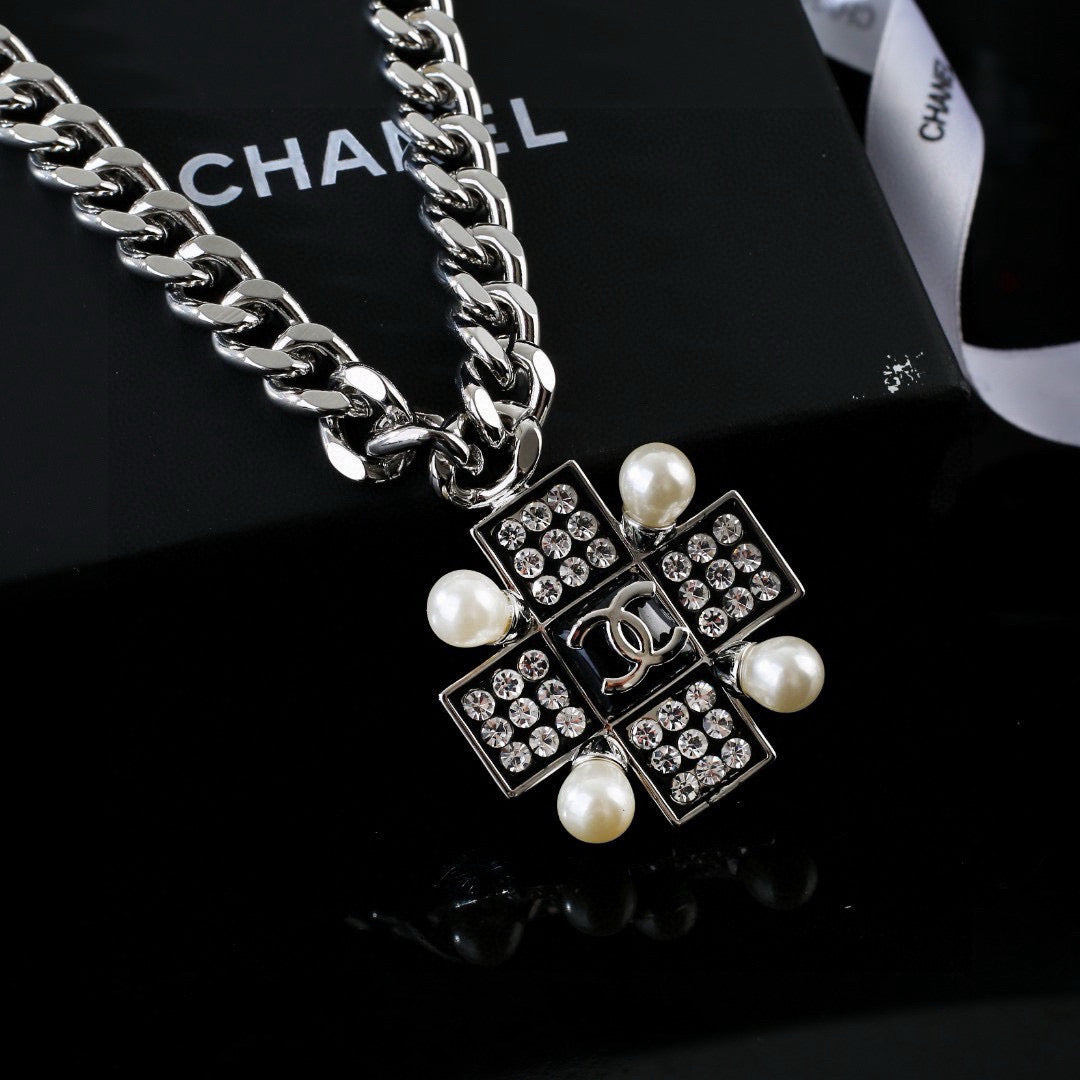 Pearl Pearl-Detail Pendant Necklace – Pearl Detail – Design 013 detail view
