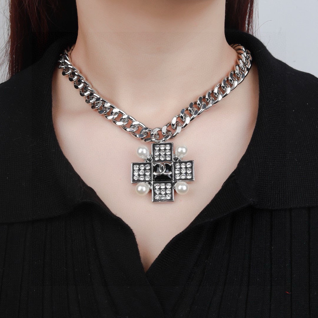 Pearl Pearl-Detail Pendant Necklace – Pearl Detail – Design 013 main product view