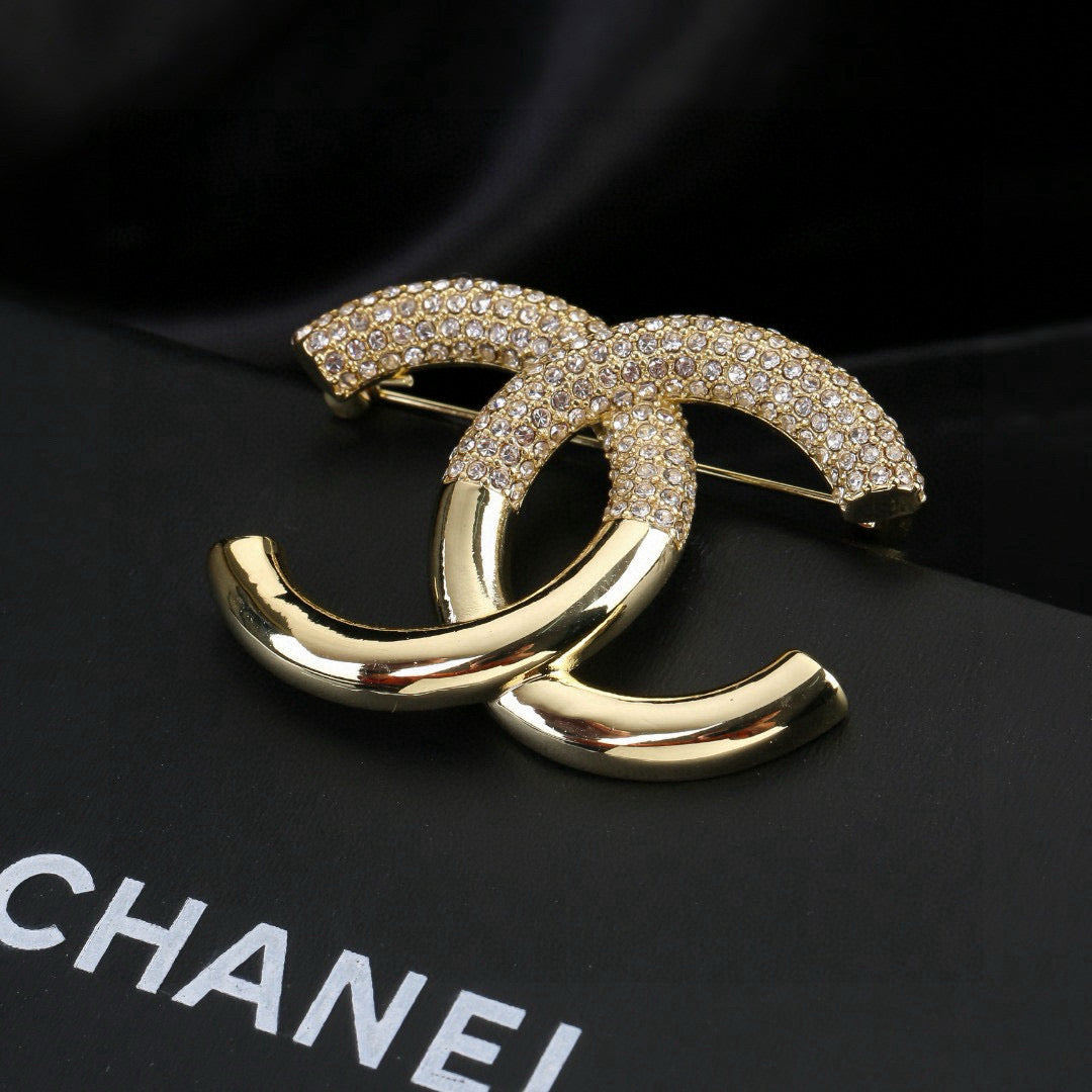 Double-C Emblem Brooch in Polished Metal-Tone – Design 014 side detail