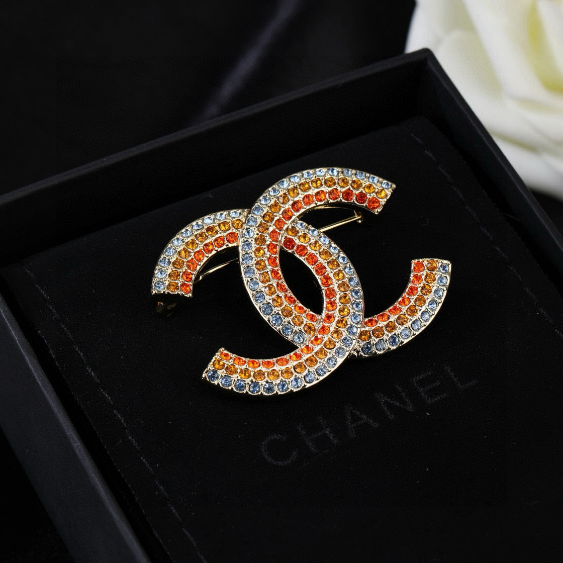 Double-C Emblem Brooch in Polished Metal-Tone – Design 013 side detail