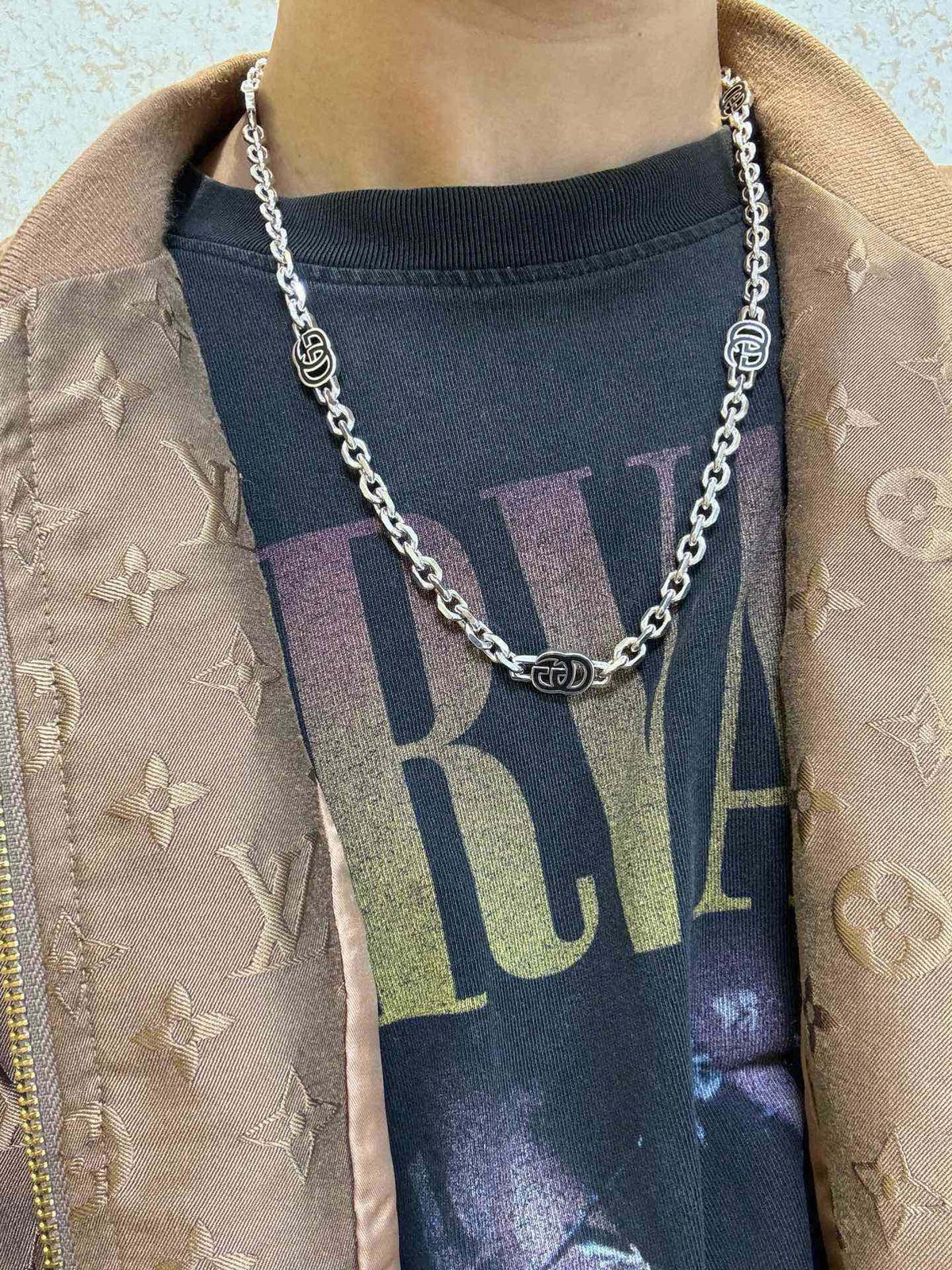 Double-G Emblem Pendant Necklace in Silver-Tone – Vintage Detail – Design 006 detail view