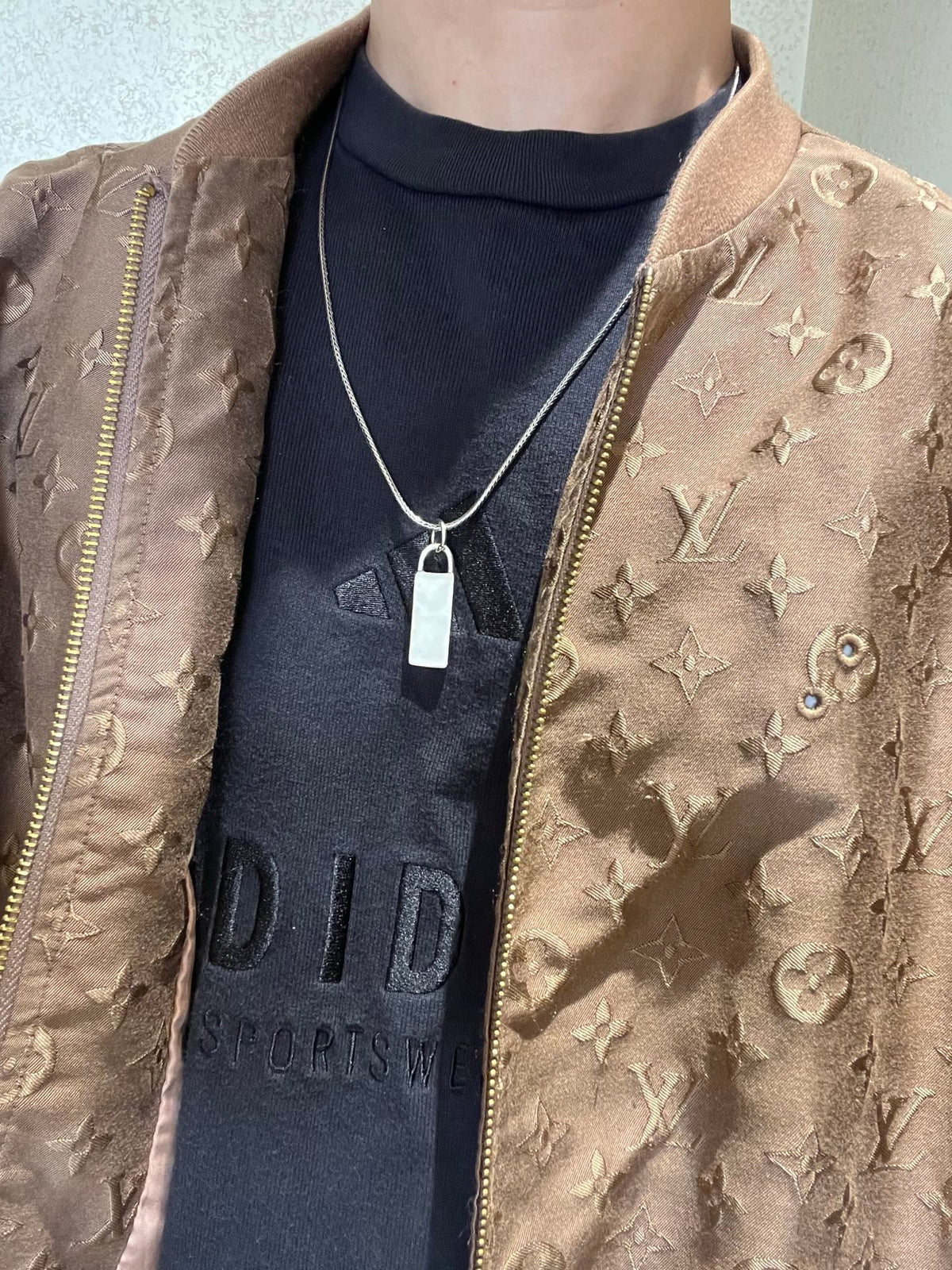 Double-G Emblem Pendant Necklace in Polished Metal-Tone – Design 033 side detail