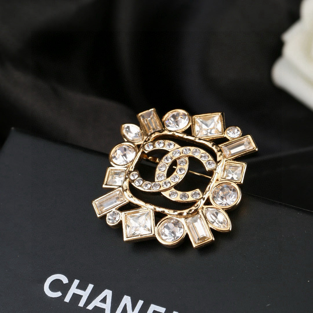 Double-C Emblem Brooch in Polished Metal-Tone – Design 016 side detail