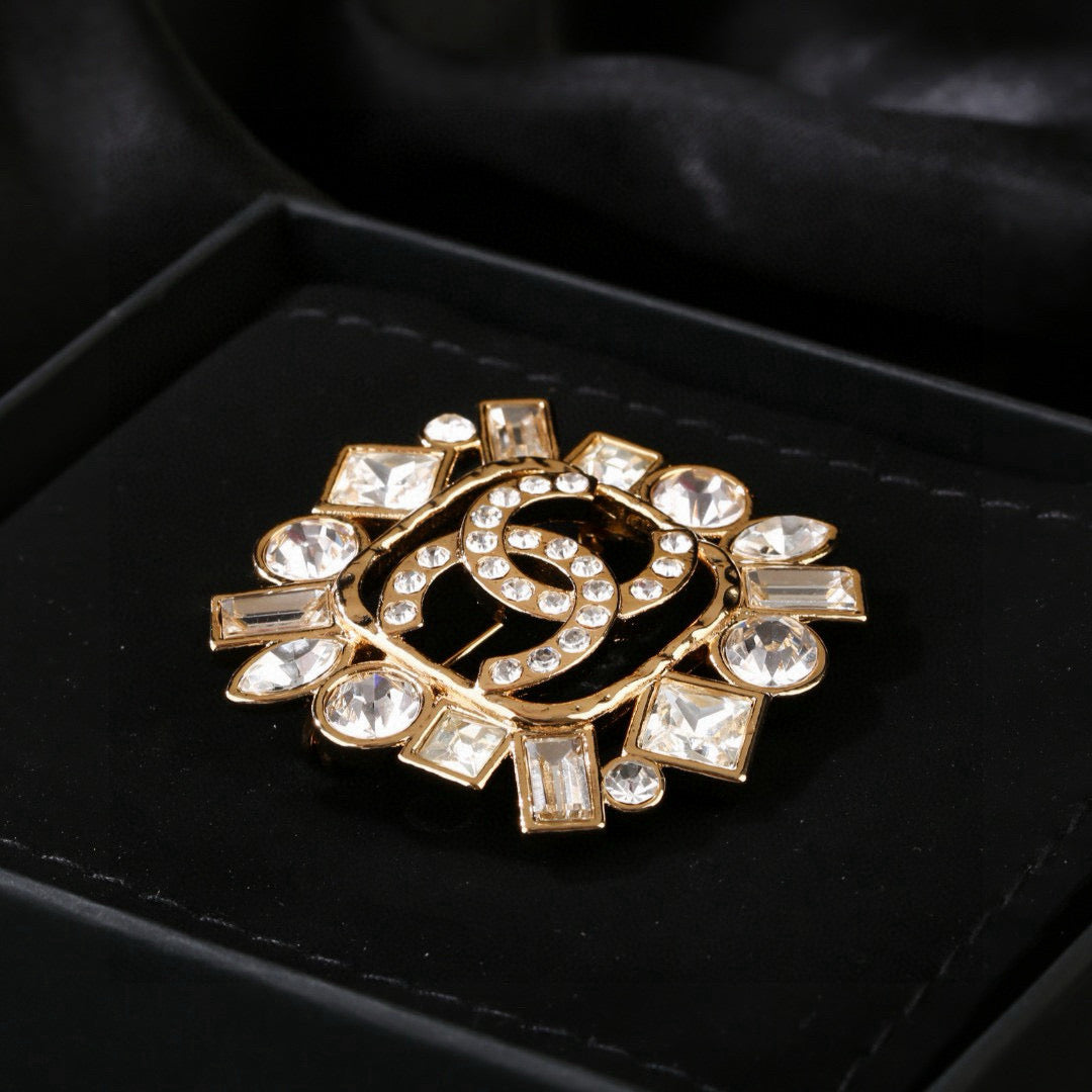 Double-C Emblem Brooch in Polished Metal-Tone – Design 016 close-up detail