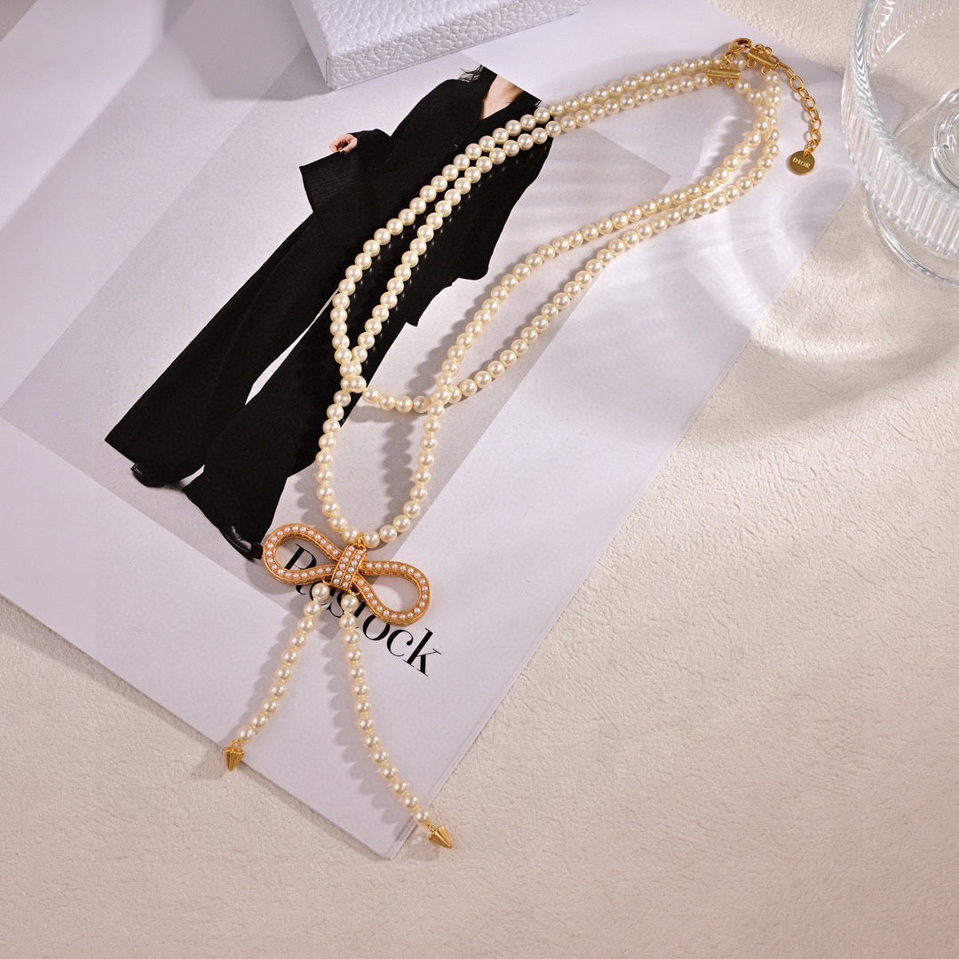 Graphic Letter Motif Pendant Necklace in Polished Metal-Tone – Design 007 detail view