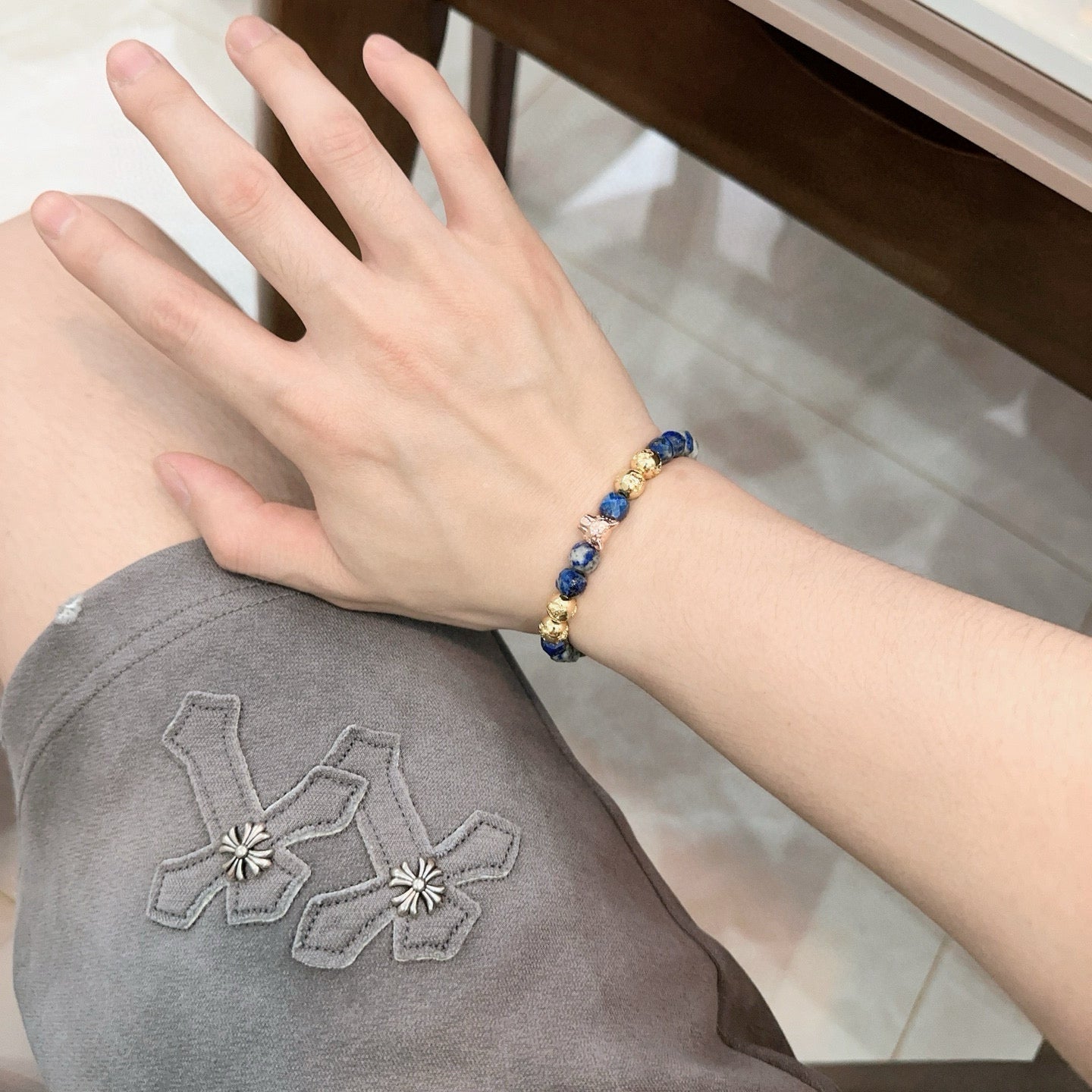 Panther Motif Statement Bracelet in Gold-Tone – Design 04 side detail