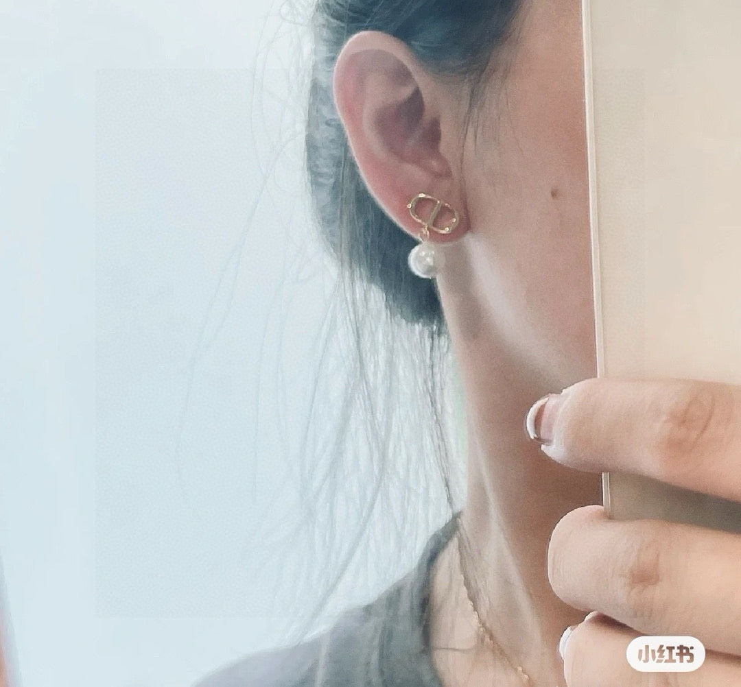Pearl-Style Motif Stud Earrings in Silver-Tone with Pearl-Style Detail – Design 006 main product view