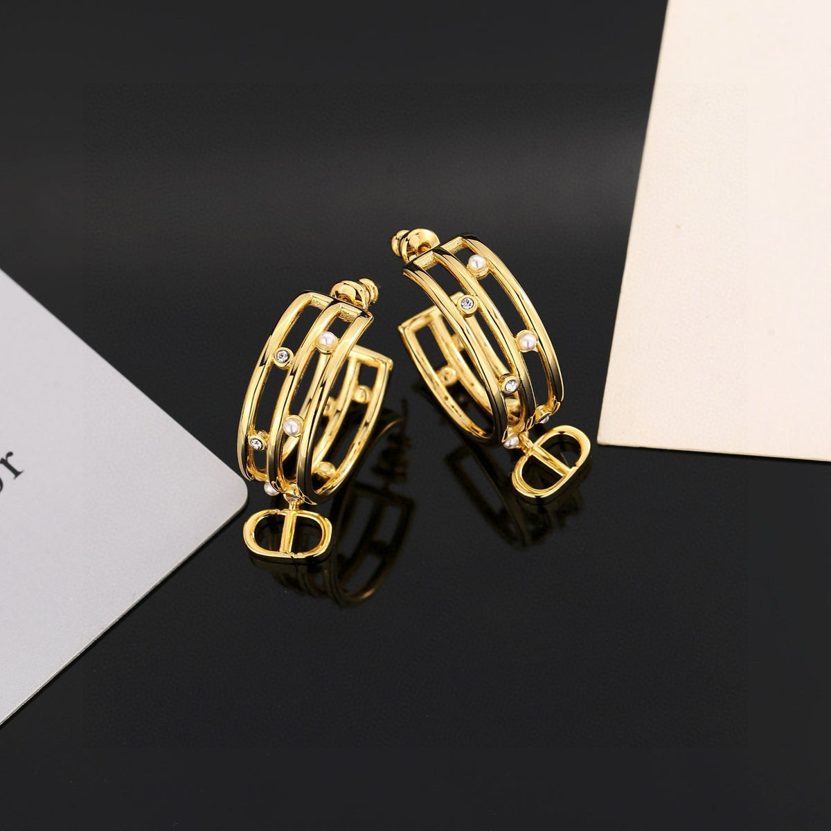 Pearl-Style Motif Stud Earrings in Silver-Tone with Pearl-Style Detail – Design 005 close-up detail