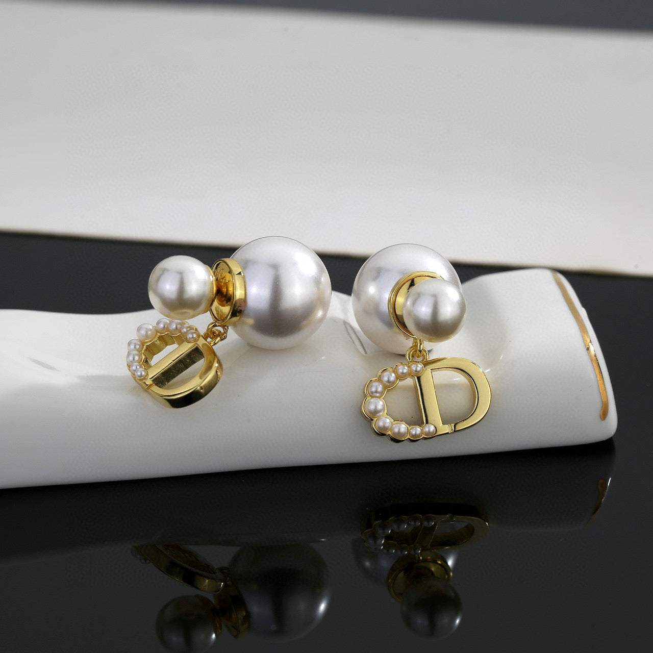 Pearl-Style Motif Stud Earrings in Silver-Tone with Pearl-Style Detail – Design 004 close-up detail