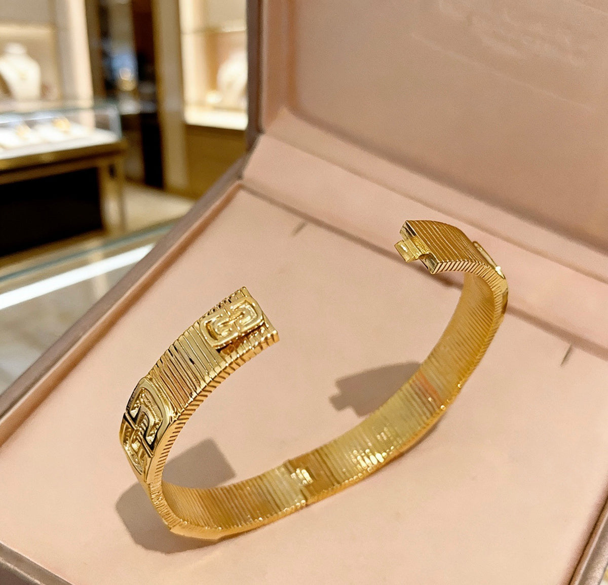 Serpentine Bangle in Polished Metal-Tone – Serpentine Detail – Design 003 front product view