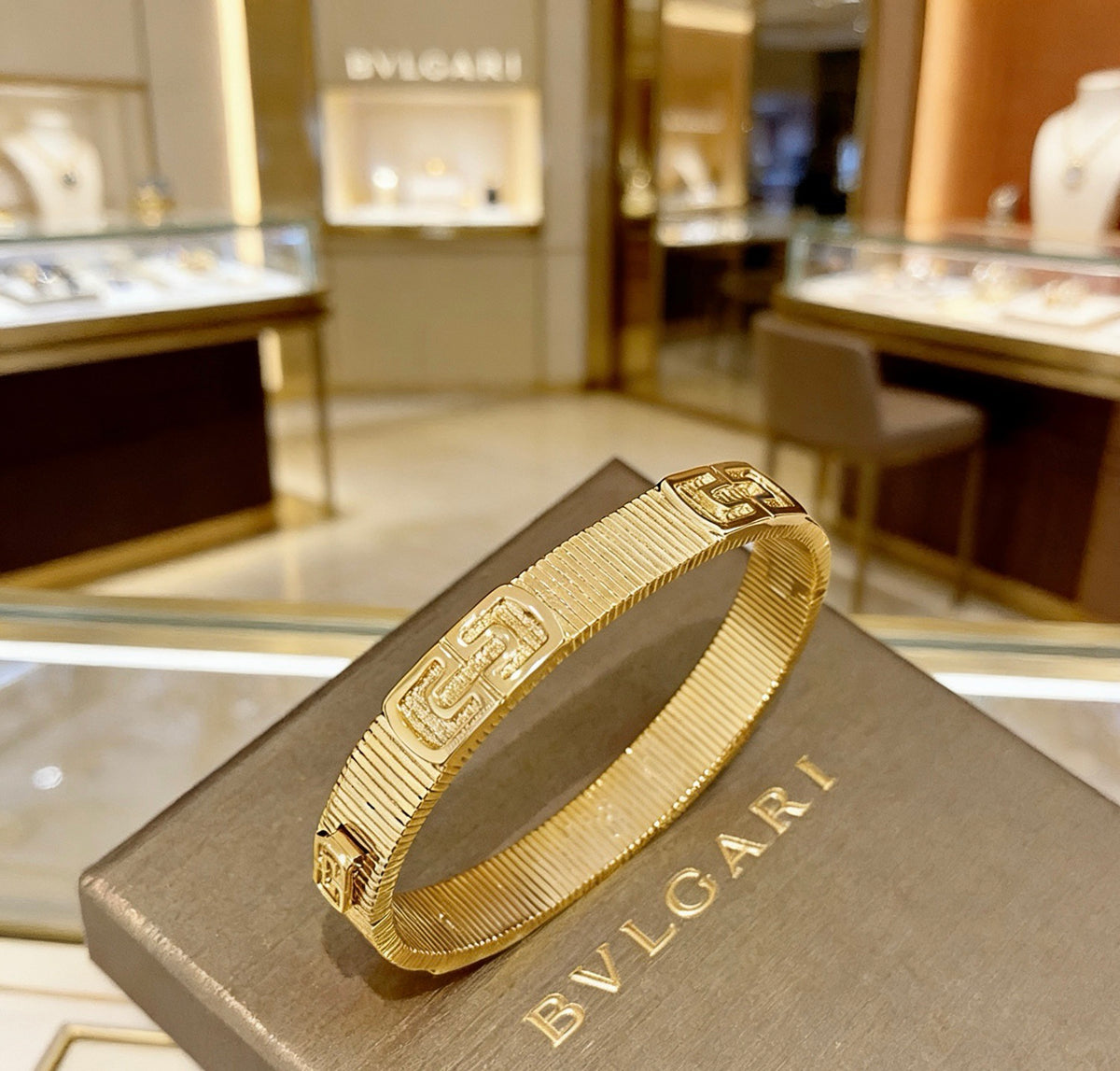 Serpentine Bangle in Polished Metal-Tone – Serpentine Detail – Design 003 front product view