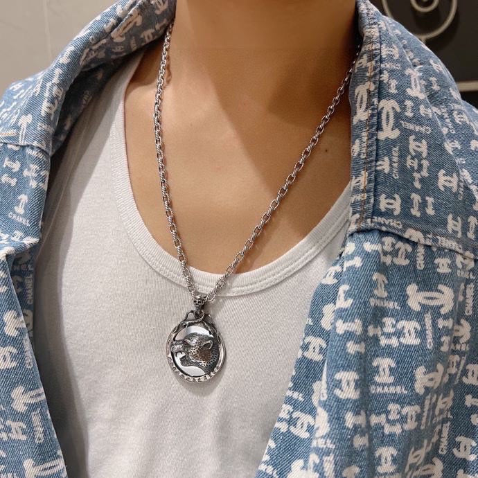 Double-G Emblem Pendant Necklace in Polished Metal-Tone – Vintage Detail – Design 019 detail view