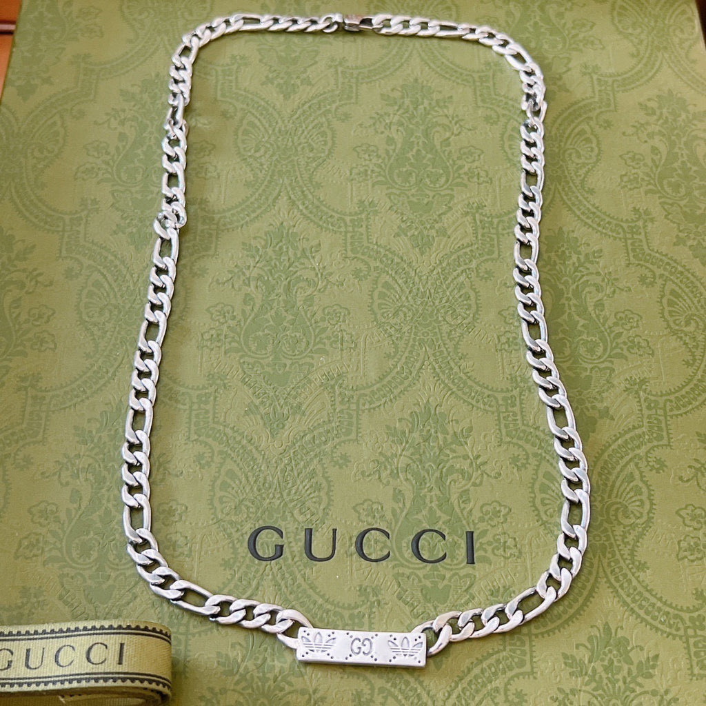Double-G Emblem Pendant Necklace in Silver-Tone – Vintage Detail – Design 014 close-up detail