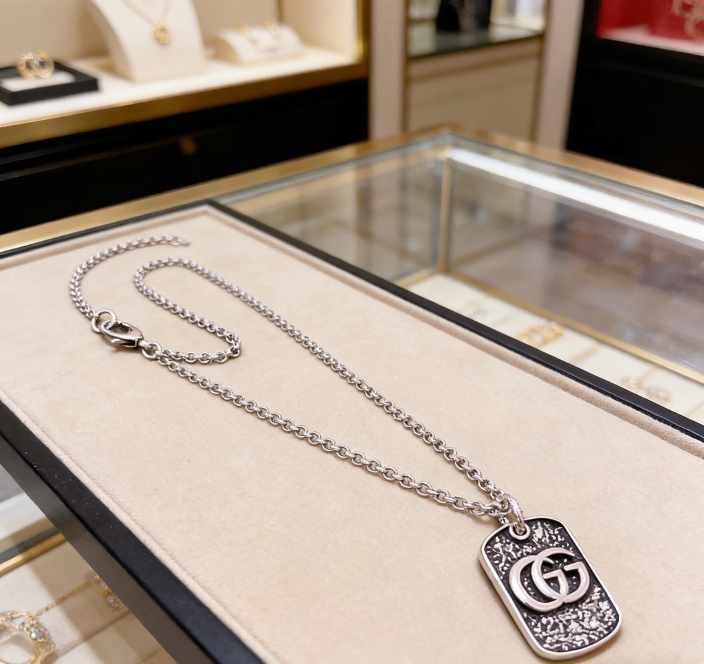 Double-G Emblem Pendant Necklace in Silver-Tone – Vintage Detail – Design 013 side detail