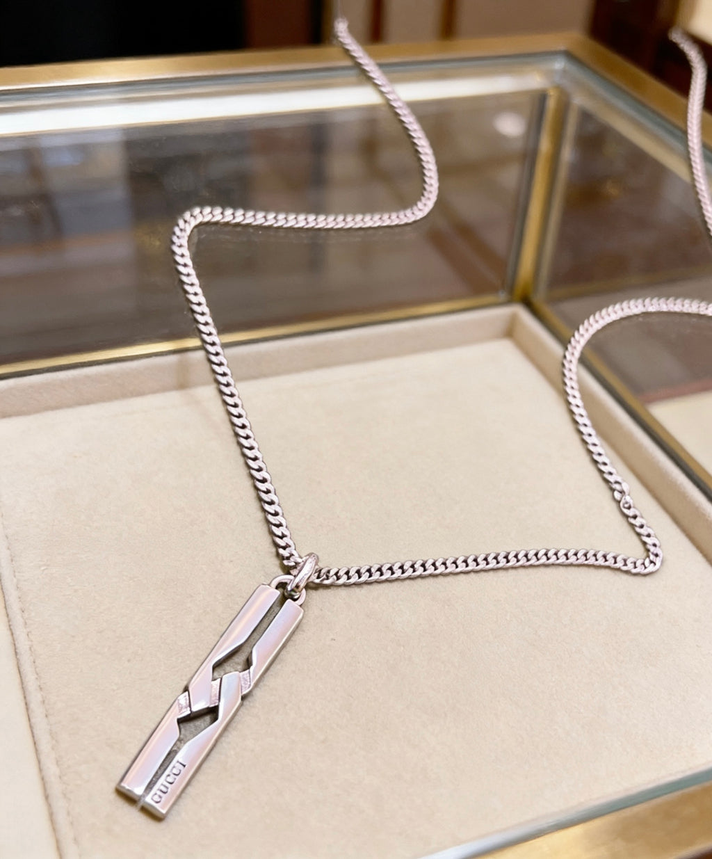 Double-G Emblem Pendant Necklace in Silver-Tone – Vintage Detail – Design 011 detail view