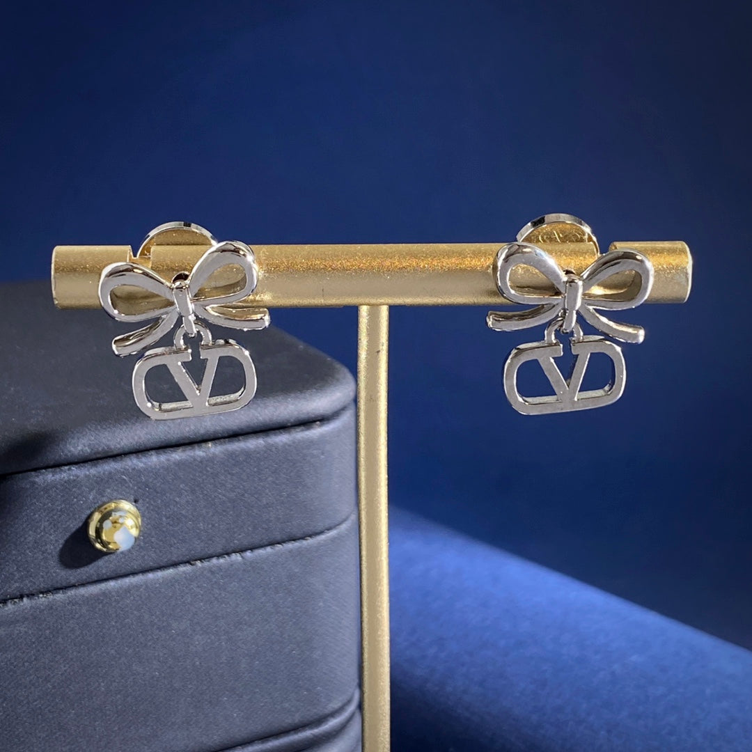 V Emblem Polished Stud Earrings – Design 03 detail view