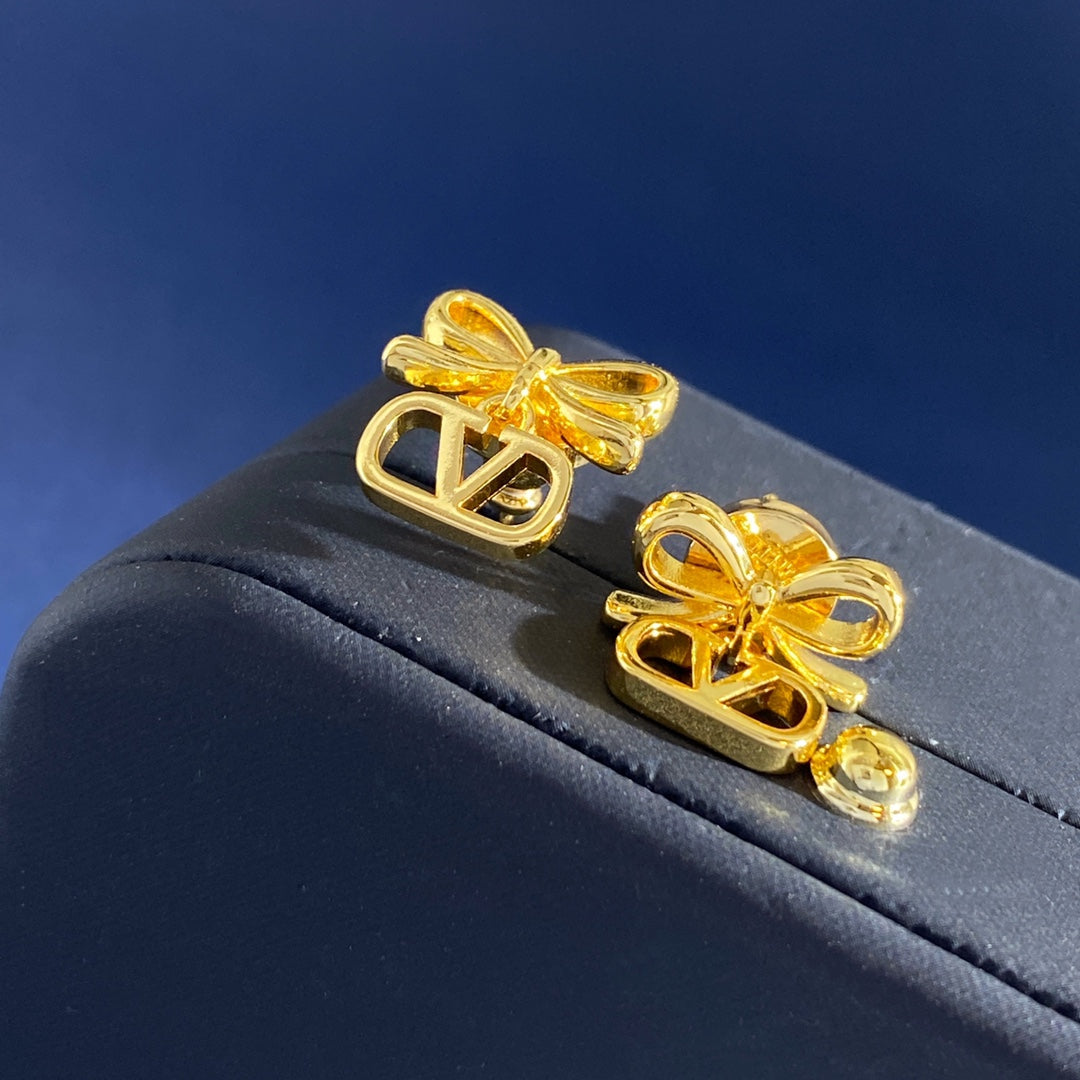 V Emblem Polished Stud Earrings – Design 03 side detail