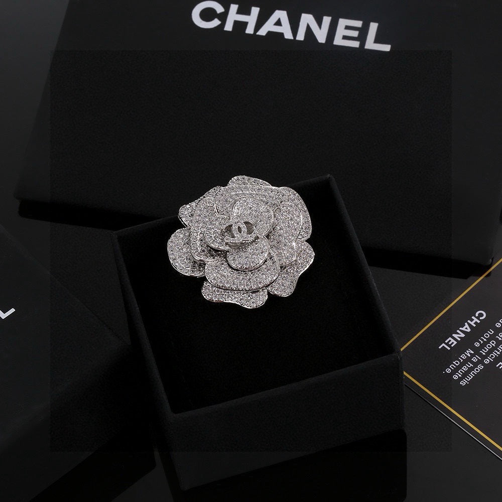 Signature Emblem Brooch in Gold-Tone – Design 004 close-up detail