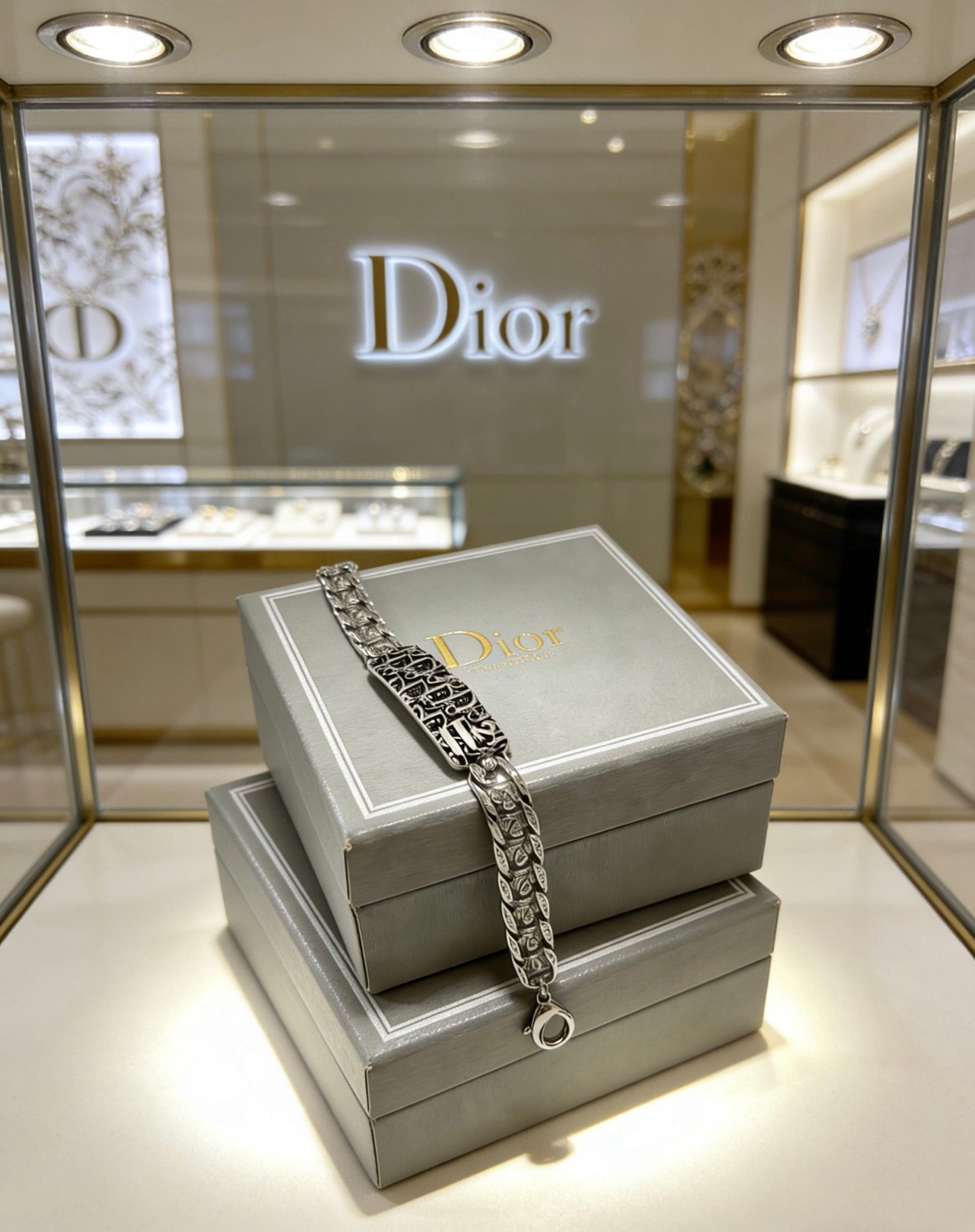 Star Motif Pendant Necklace in Silver-Tone with Chain Detail – Design 011 close-up detail