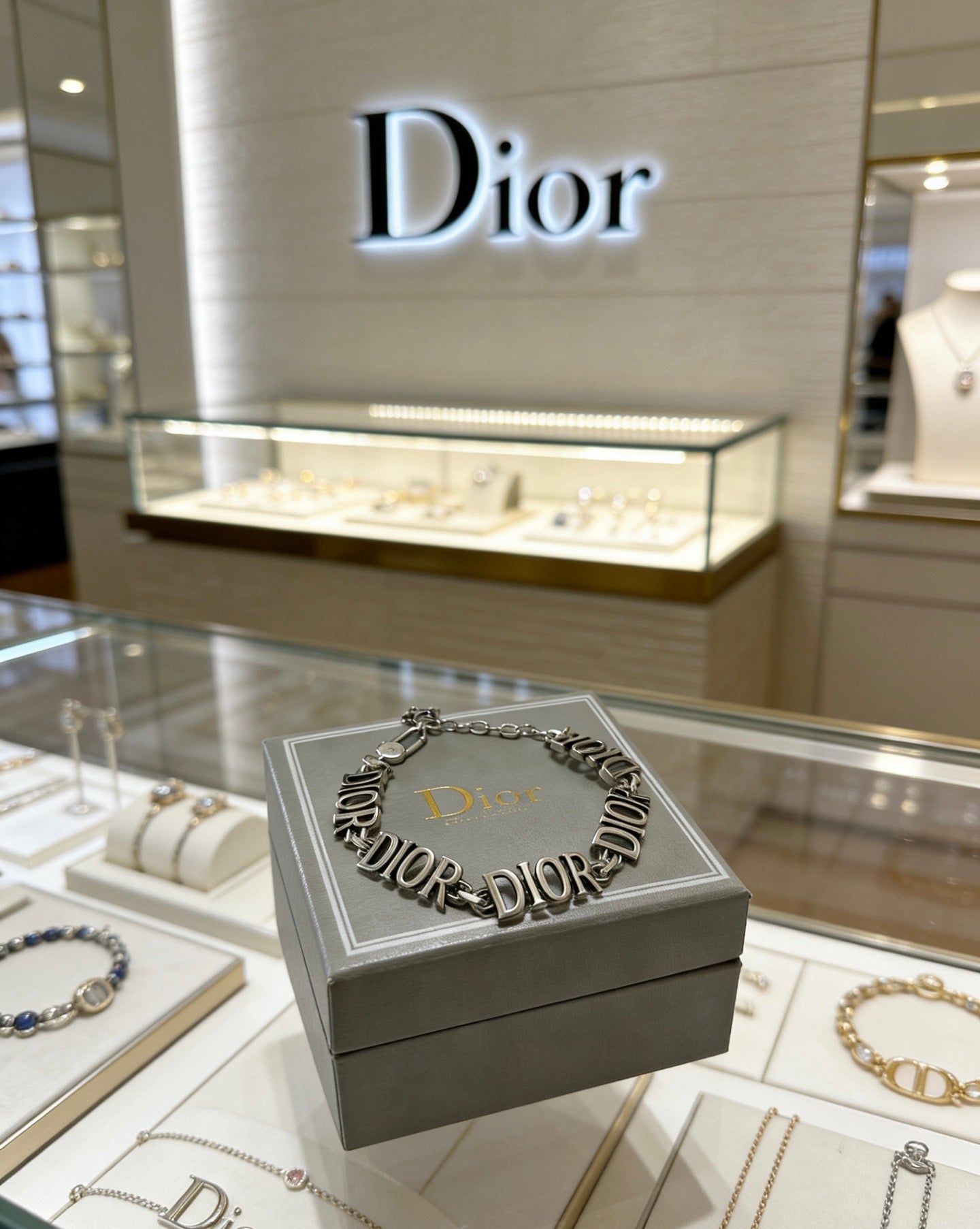 Star Motif Pendant Necklace in Silver-Tone with Chain Detail – Design 010 detail view