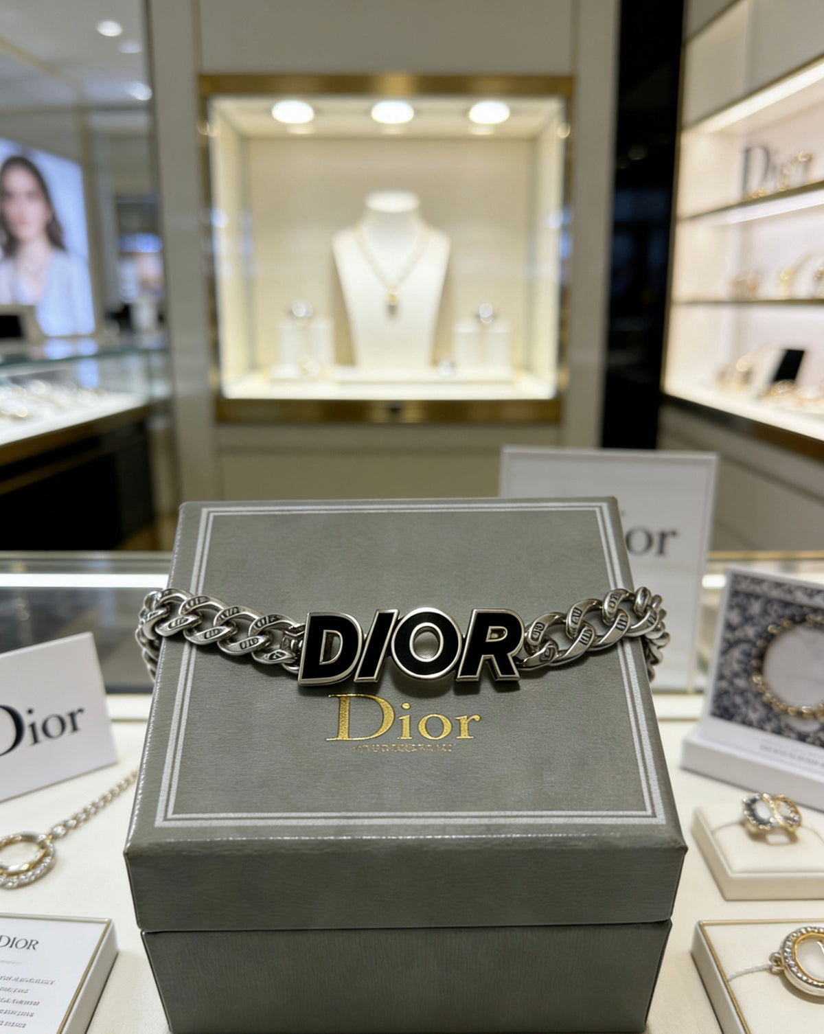 Star Motif Pendant Necklace in Silver-Tone with Chain Detail – Design 009 detail view