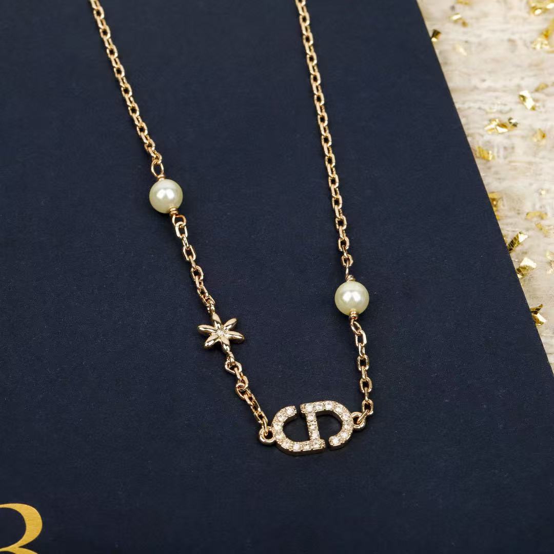 Pearl-Style Motif Pendant Necklace in Polished Metal-Tone with Pearl-Style Detail – Design 007 detail view