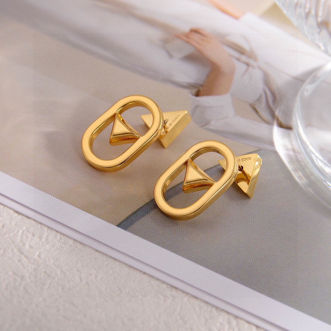 Triangle Stud Earrings in Gold-Tone – Triangle Detail – Design 02 side detail