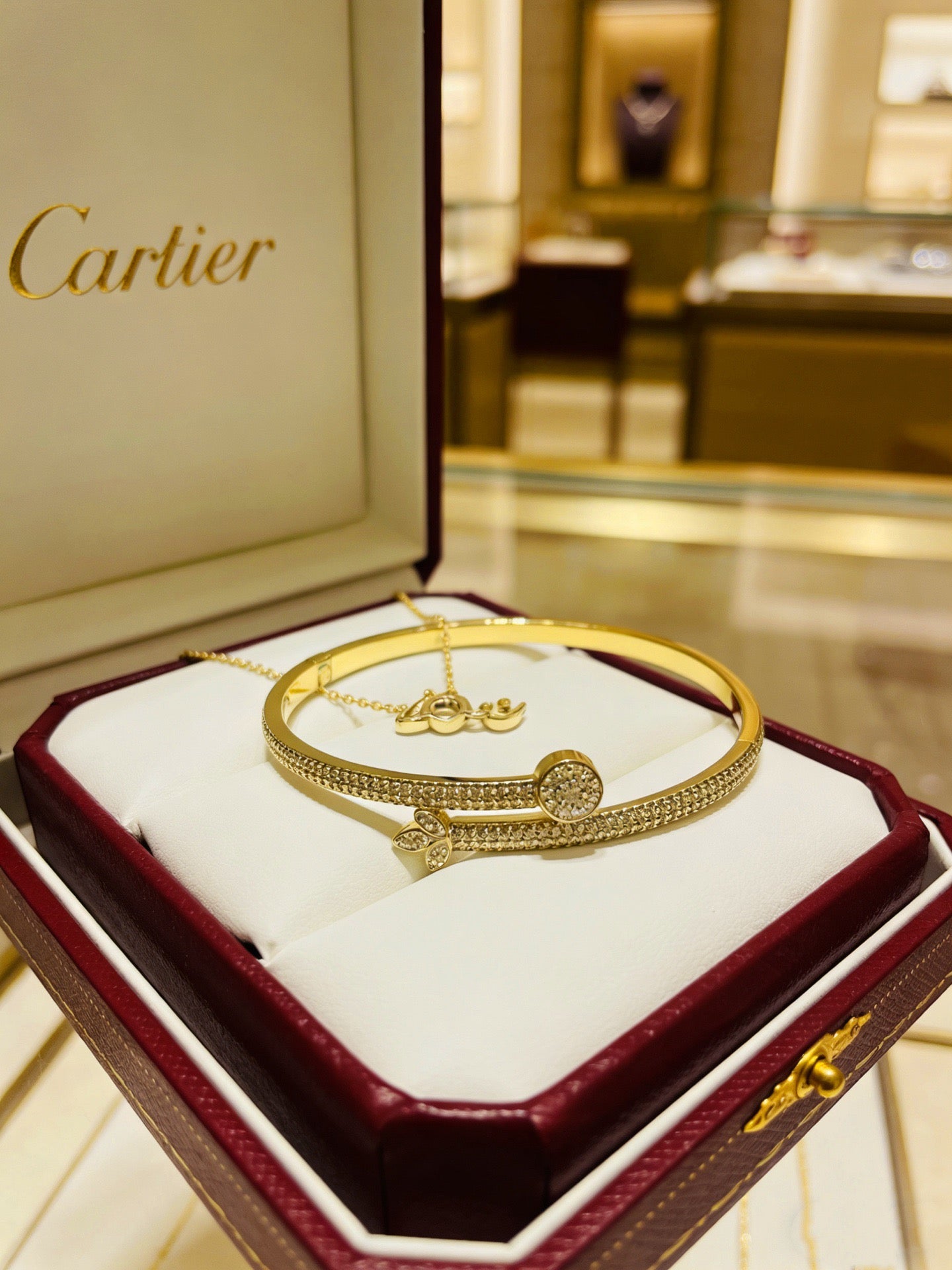 Sculptural Statement Bracelet in Gold-Tone – Design 63 detail view