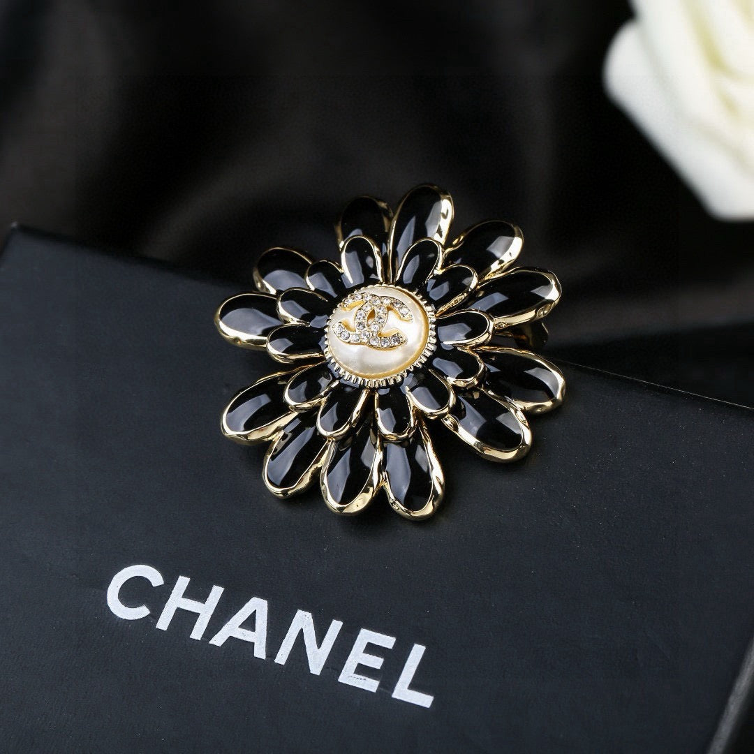 Pearl Brooch in Polished Metal-Tone – Pearl Detail – Design 004 detail view