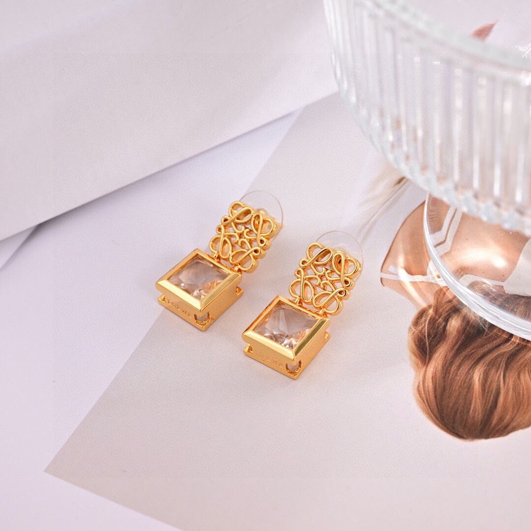 Elephant Motif Stud Earrings in Polished Metal-Tone – Design 03 detail view