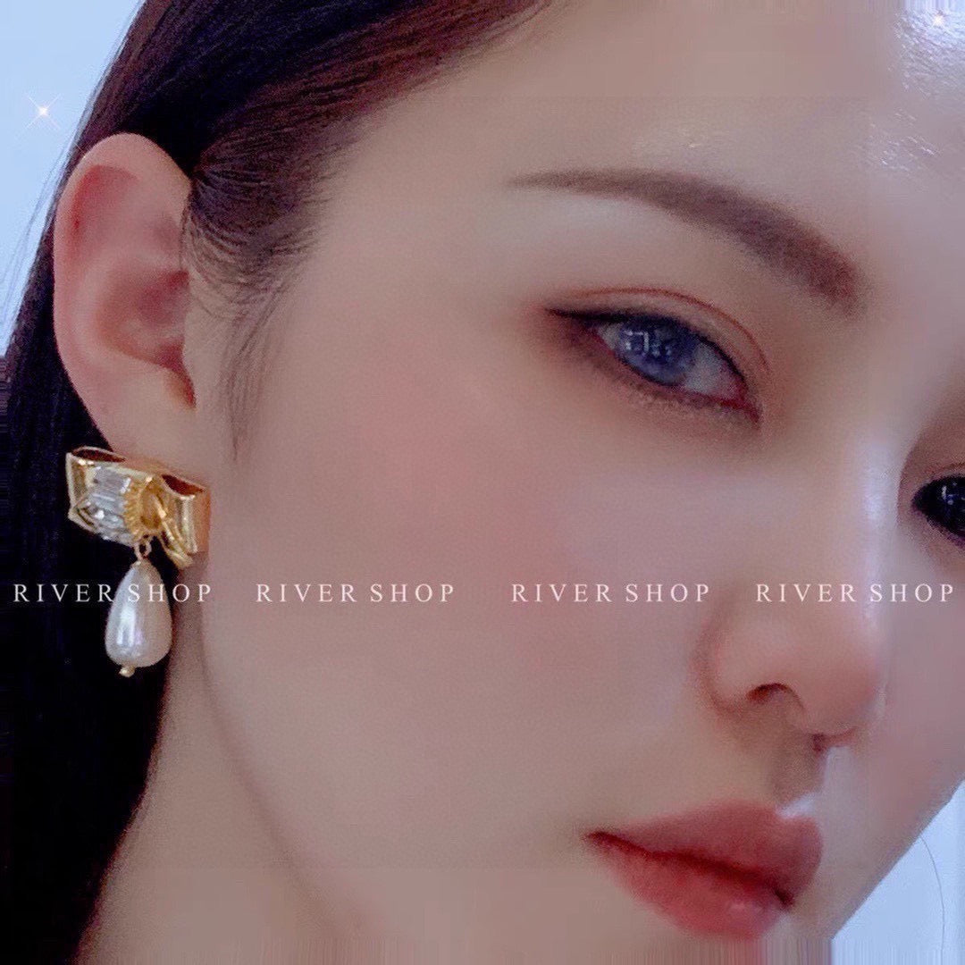 Bow Stud Earrings in Gold-Tone – Design 001 close-up detail