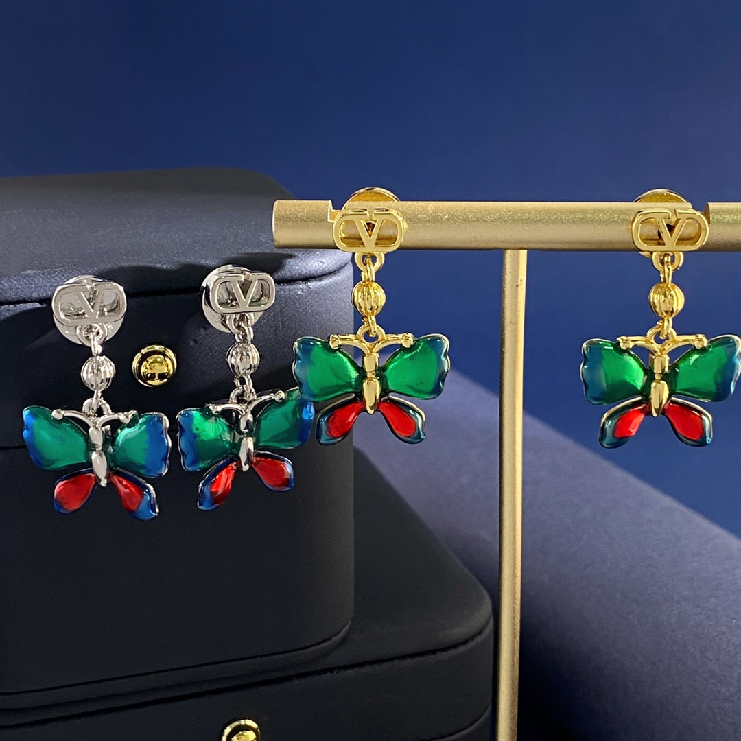 V Emblem Polished Stud Earrings – Design 02 side detail