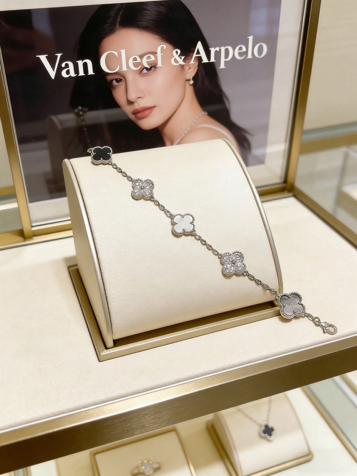 Clover Bracelet in Polished Metal-Tone – Multicolor – Design 18 close-up detail