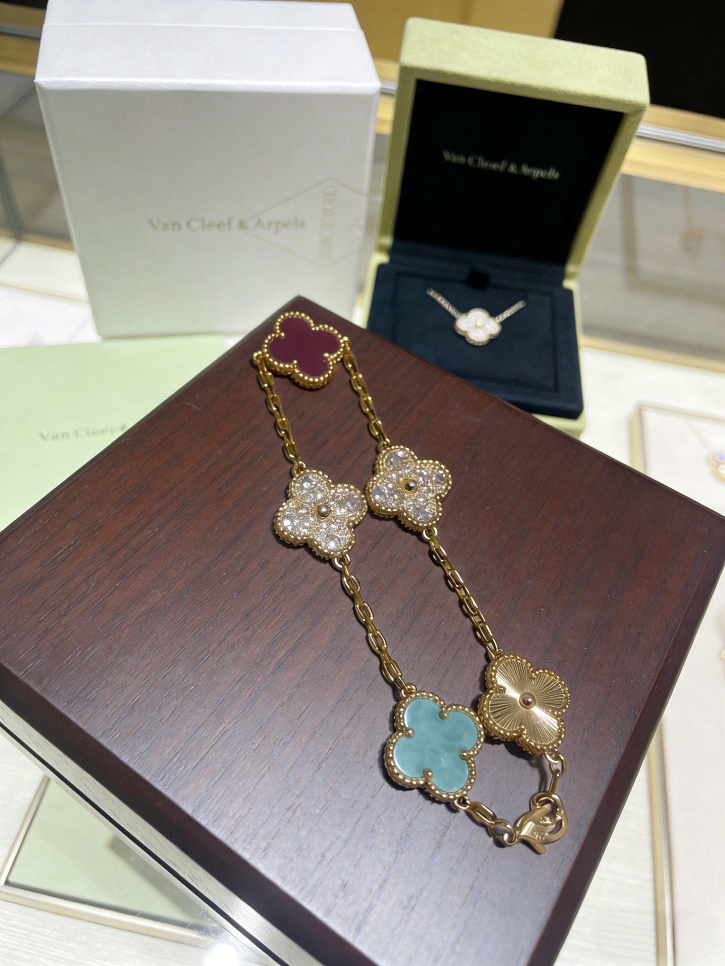 Clover Bracelet in Polished Metal-Tone – Multicolor – Design 14 side detail